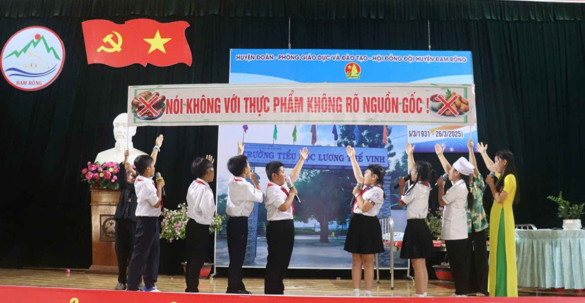 Nhiều đơn vị mang đến Liên hoan nhiều tiết mục văn nghệ sôi nổi