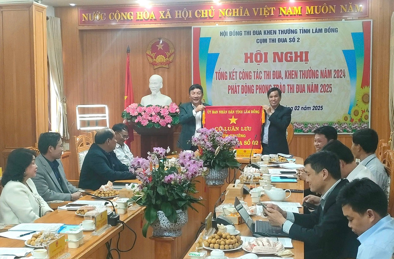 Huyện Lạc Dương trao