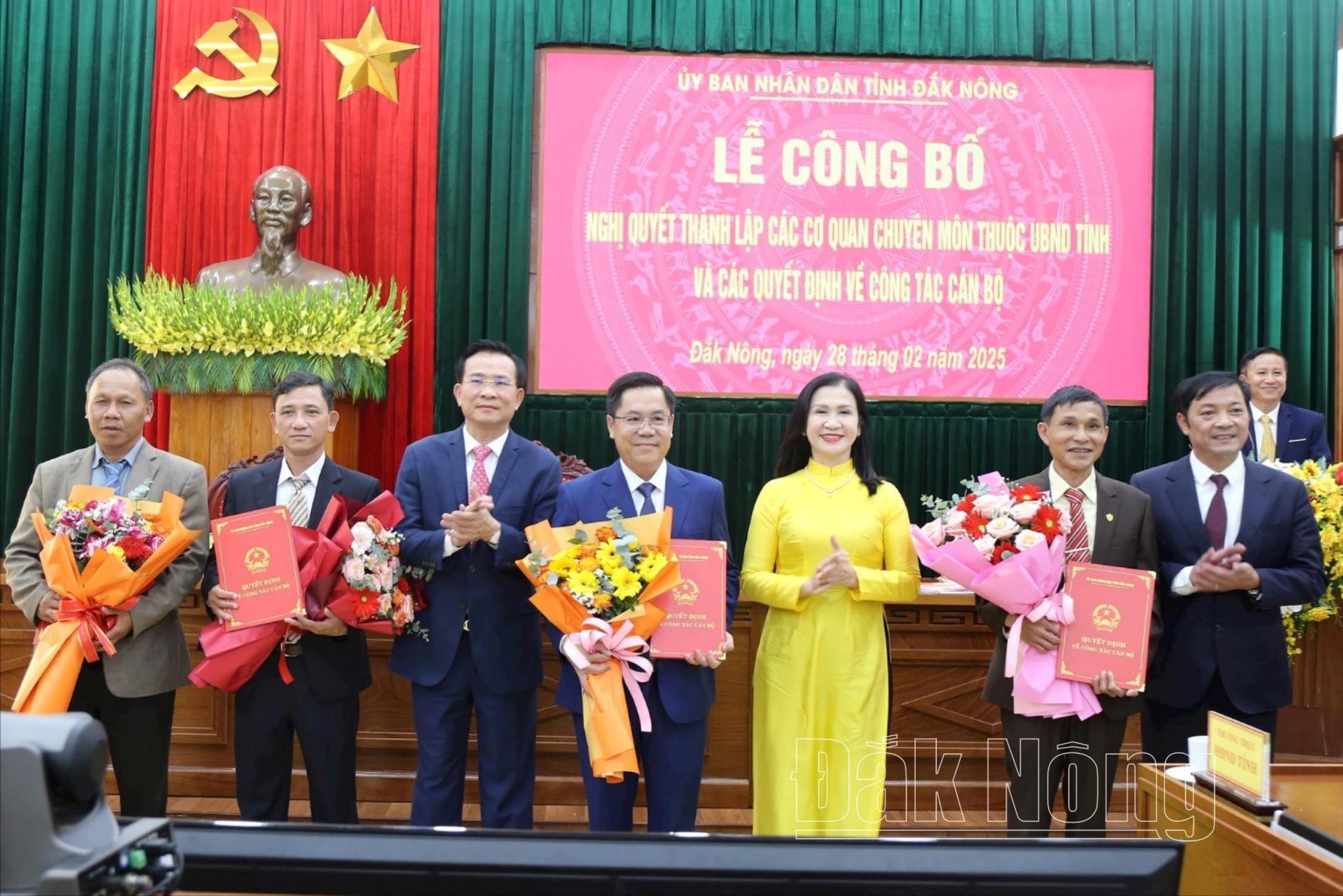 Lãnh đạo UBND tỉnh Đắk Nông trao quyết bổ nhiệm ông Bùi Ngọc Sơn, Giám đốc và các Phó Giám đốc Sở Dân tộc và Tôn giáo Đắk Nông.