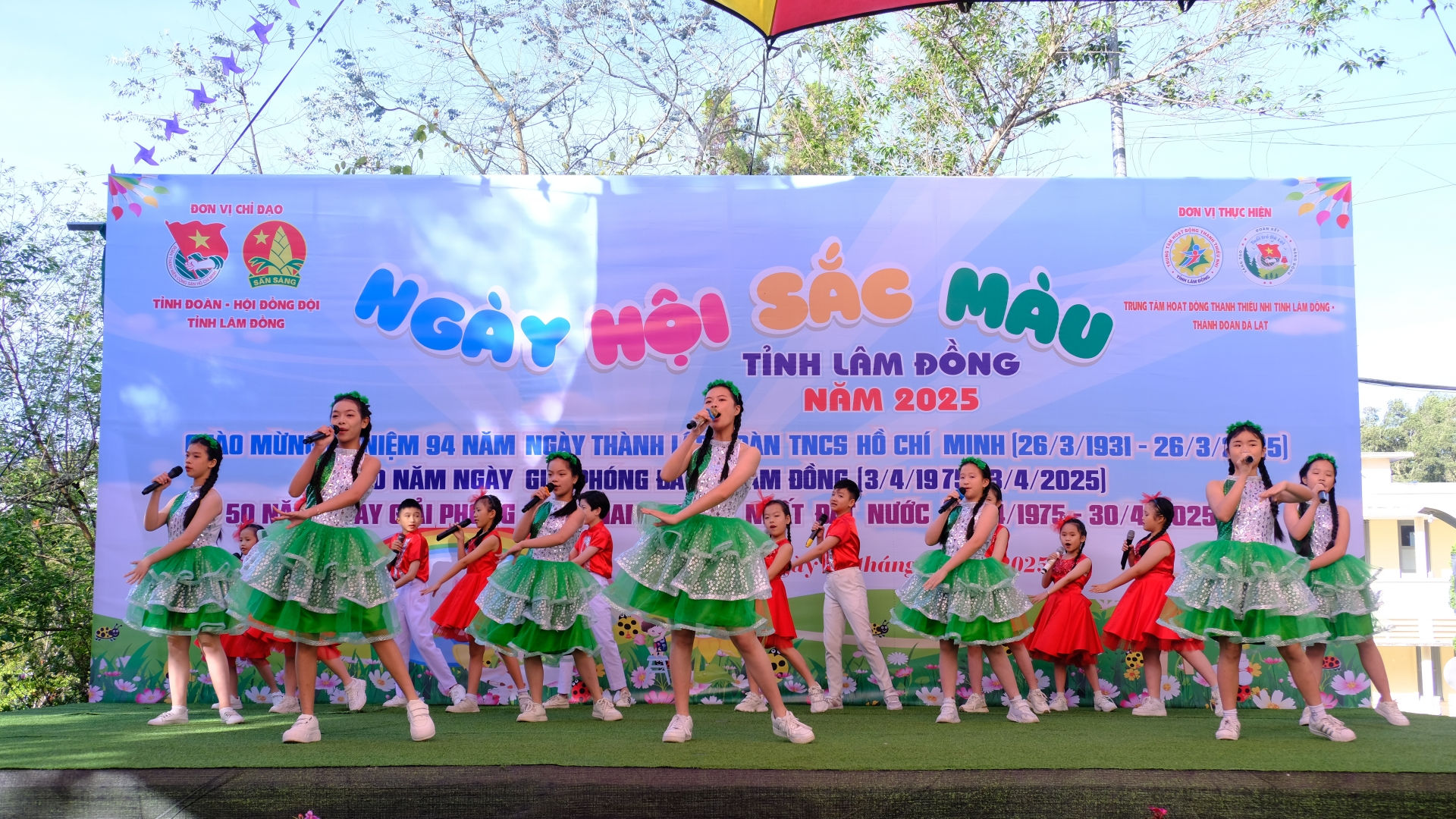 Các tiết mục văn nghệ sôi nổi tại chương trình