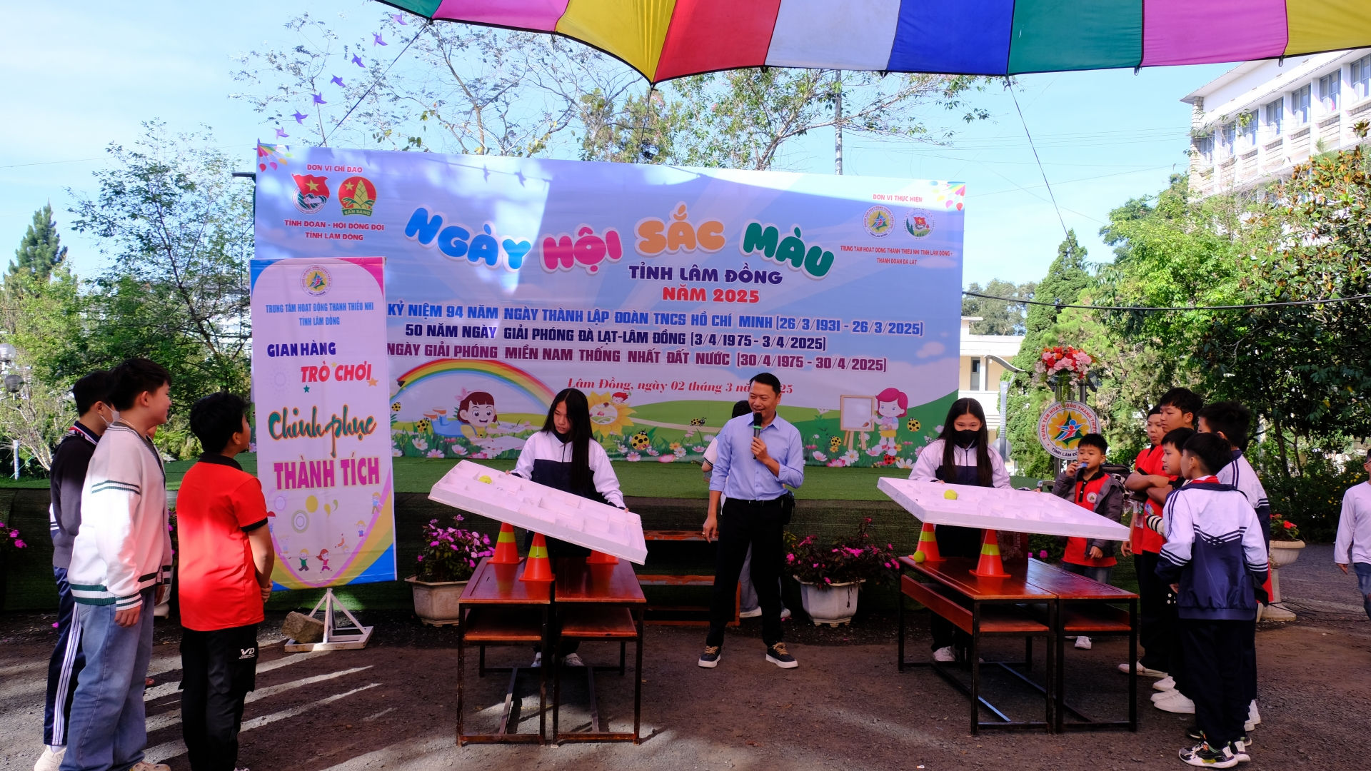 Các em học sinh, thiếu nhi hào hứng tham gia vào các trò chơi bổ ích tại Ngày hội