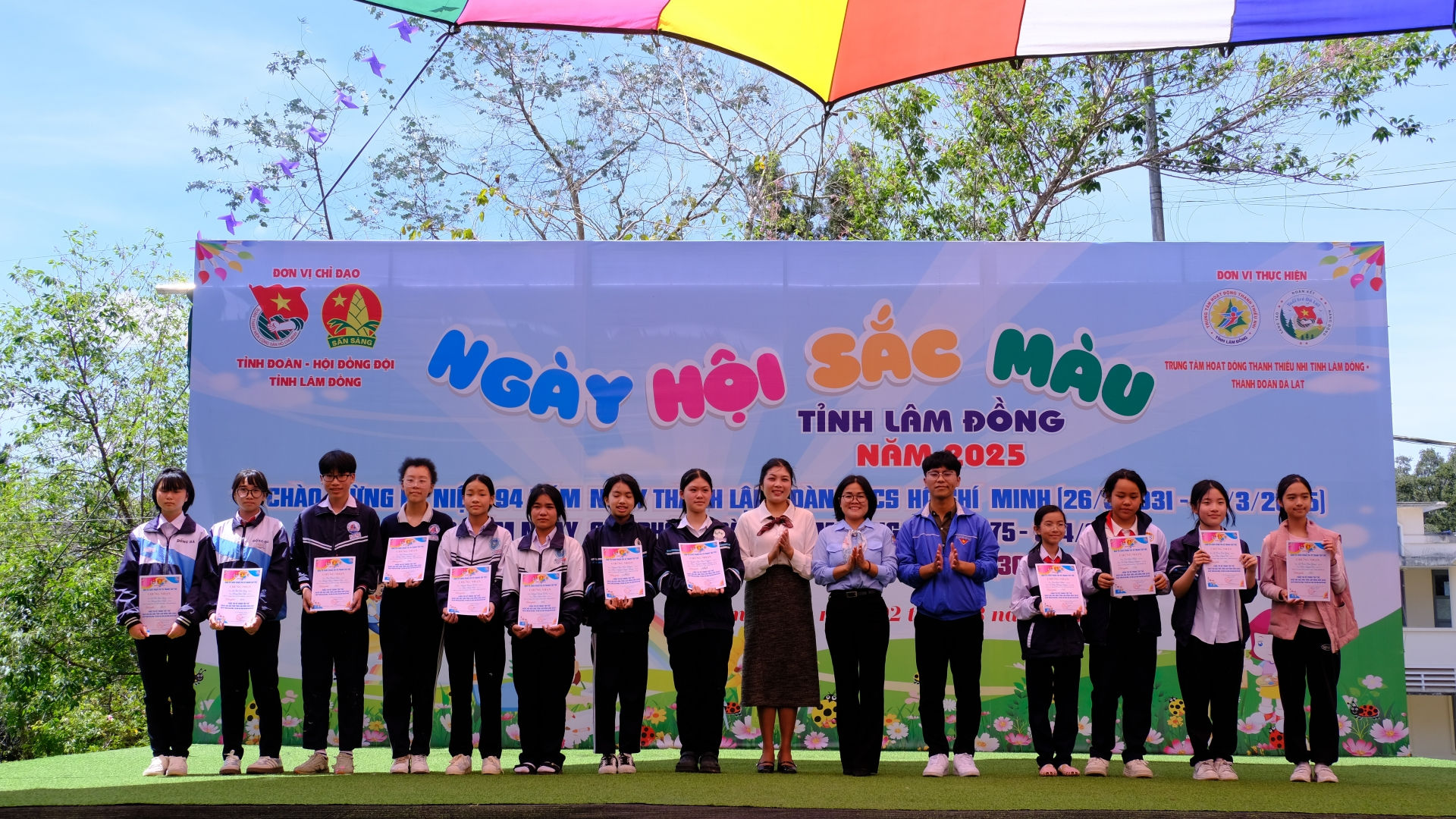 Ban tổ chức trao giấy chứng nhận cho các em học sinh tham gia Ngày hội