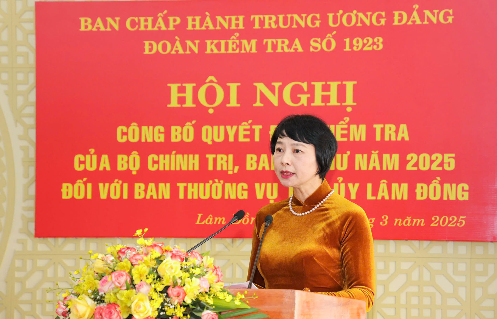 Đồng chí Phạm Thị Phúc - Phó Bí thư Tỉnh ủy, Chủ tịch HĐND tỉnh báo cáo tại Hội nghị