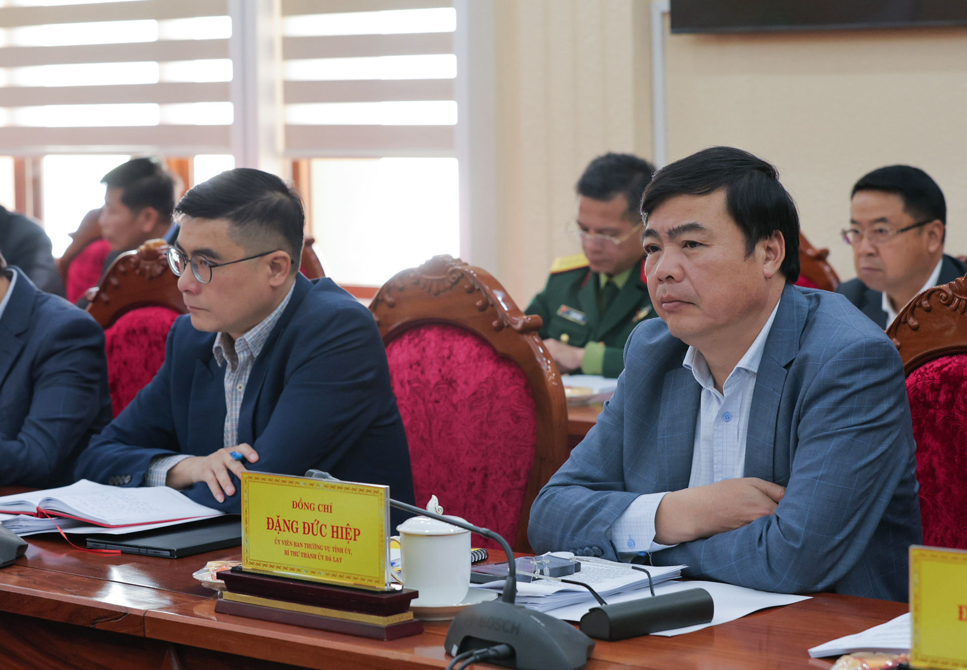 Các đồng chí Ủy viên Ban Thường vụ Tỉnh ủy: Đặng Đức Hiệp - Bí thư Thành uỷ Đà Lạt (bên phải) và Nguyễn Khắc Bình - Chủ nhiệm Uỷ ban Kiểm tra Tỉnh uỷ dự Hội nghị
