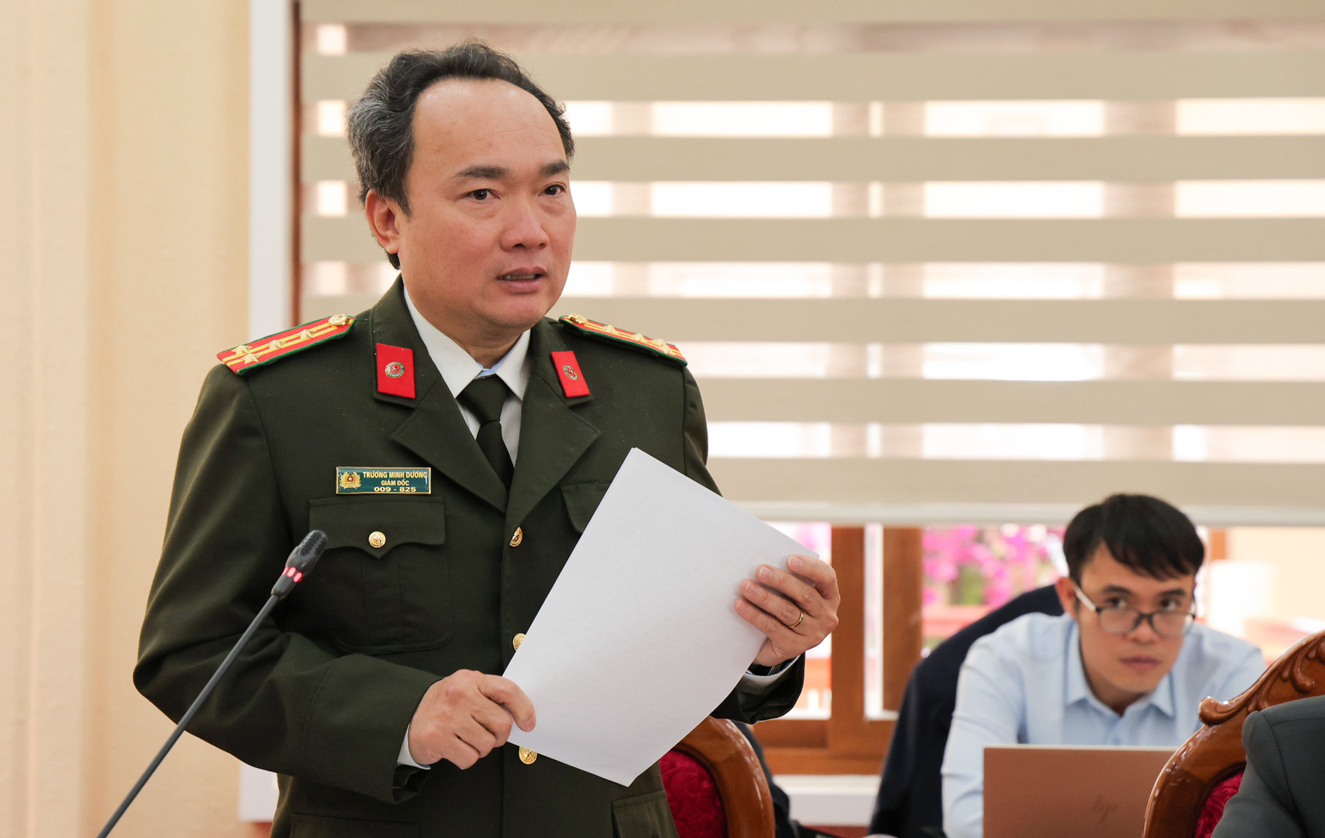 Đại tá Trương Minh Đương – Giám đốc Công an tỉnh Lâm Đồng báo cáo việc sắp xếp bộ máy công an không có cấp huyện