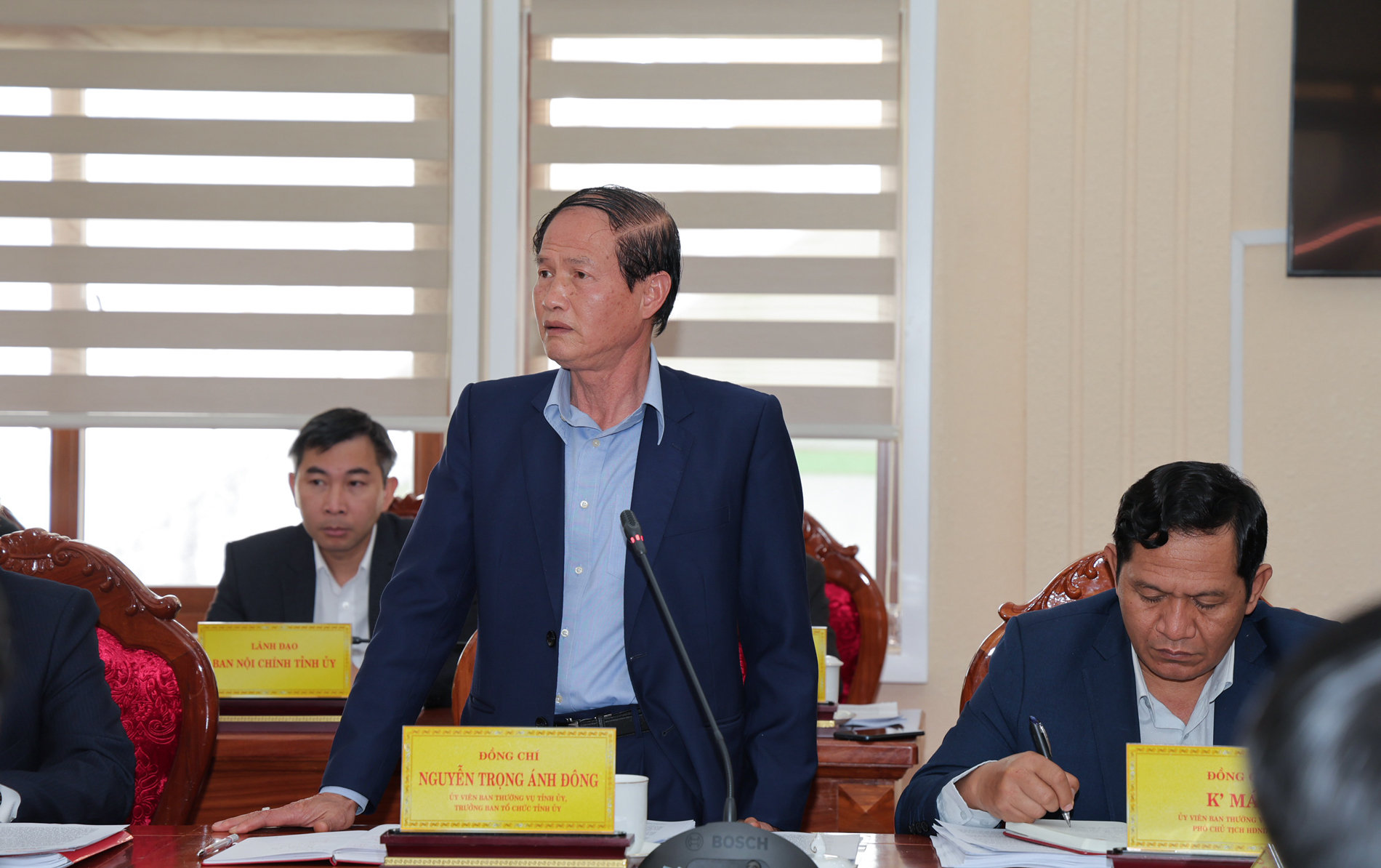 Đồng chí Nguyễn Trọng Ánh Đông – Ủy viên Ban Thường vụ, Trưởng Ban Tổ chức Tỉnh uỷ Lâm Đồng nêu một số ý kiến về chế độ chính sách cho cán bộ, công chức, viên chức thuộc diện tinh giản và đặc biệt là những vấn đề liên quan đến thương hiệu đã hình thành và có giá trị của cấp thành phố, cấp huyện sau khi bỏ đơn vị hành chính cấp trung gian