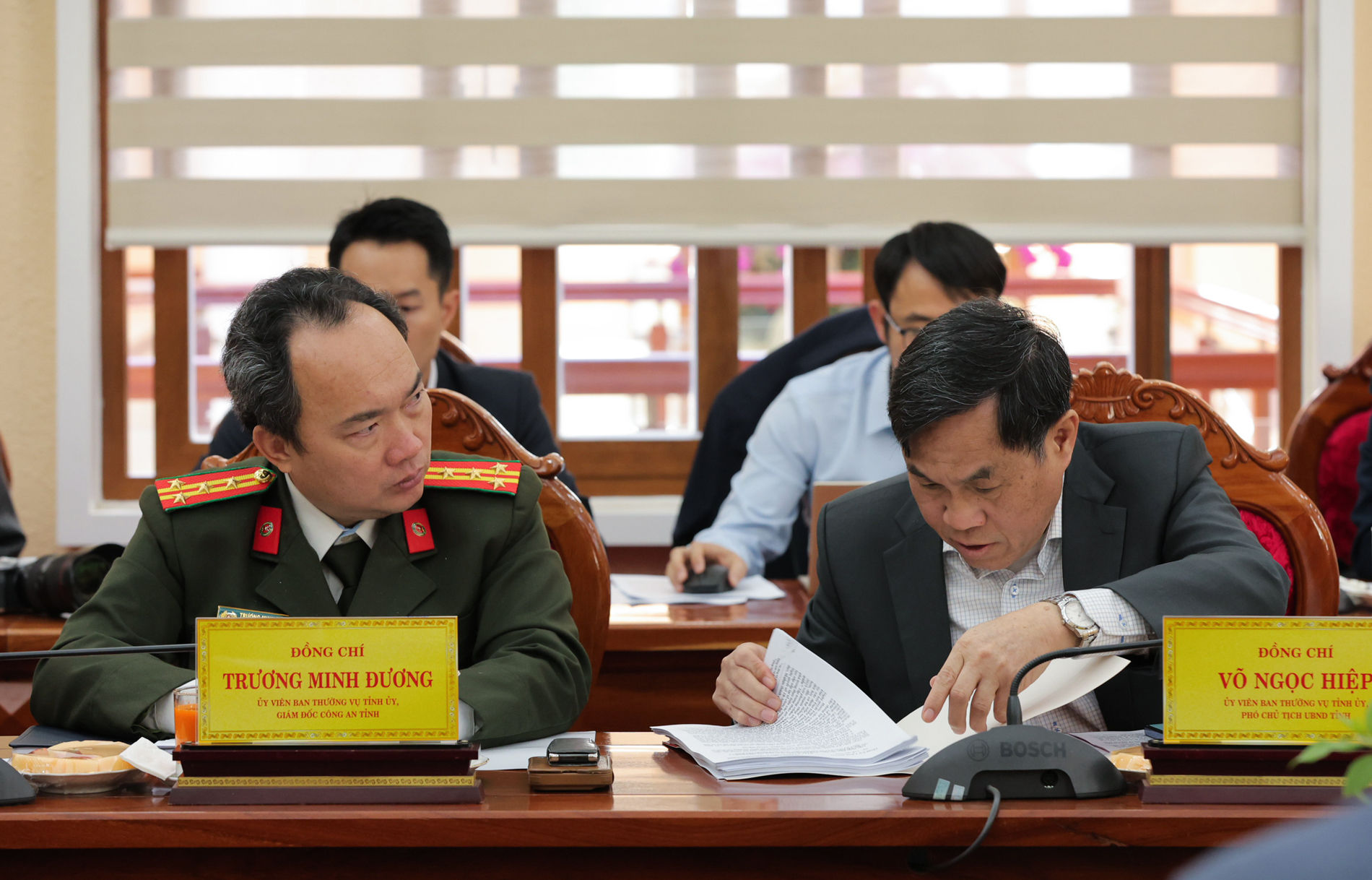Các đồng chí Ủy viên Ban Thường vụ Tỉnh ủy: Võ Ngọc Hiệp - Phó Chủ tịch UBND tỉnh và Trương Minh Đương - Giám đốc Công an tỉnh tham dự Hội nghị