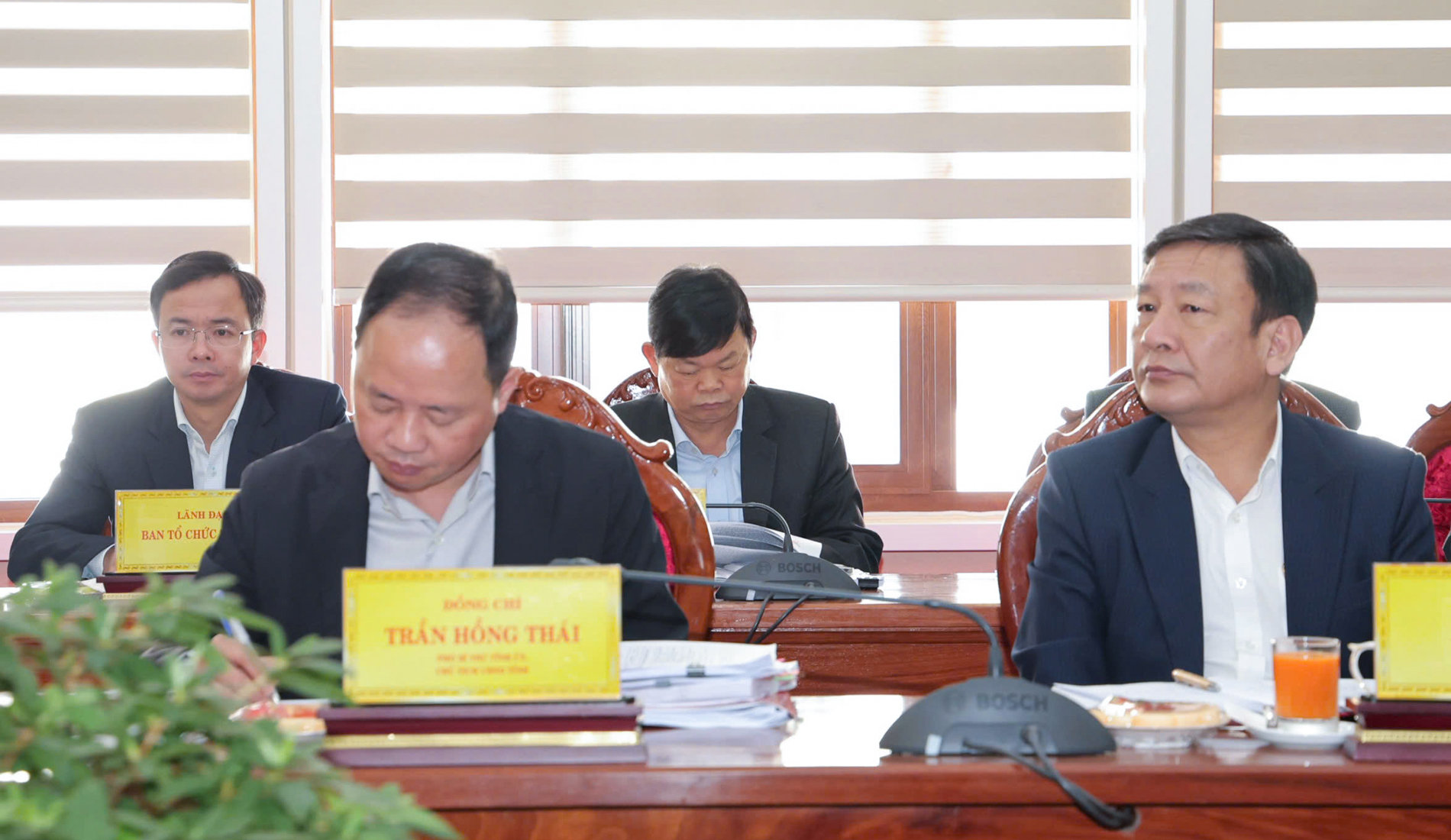 Đồng chí Trần Hồng Thái - Phó Bí thư Tỉnh ủy, Chủ tịch UBND tỉnh và đồng chí Bùi Thắng - Phó Bí thư Tỉnh ủy tại Hội nghị