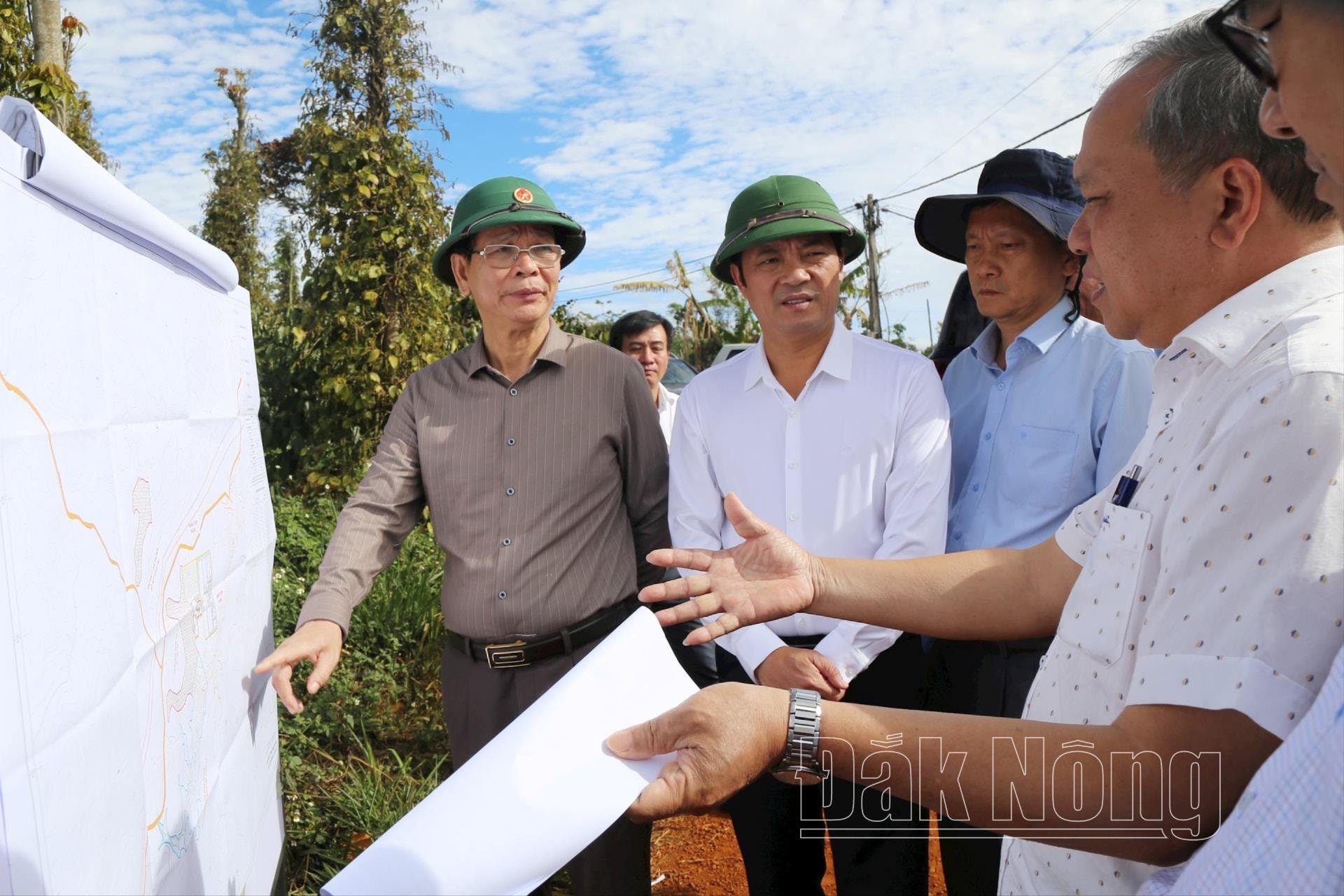 Bí thư tỉnh ủy, Trưởng Đoàn ĐBQH tỉnh Ngô Thanh Danh thực địa tại cụm Đắk Nông 2, vào ngày 27/2