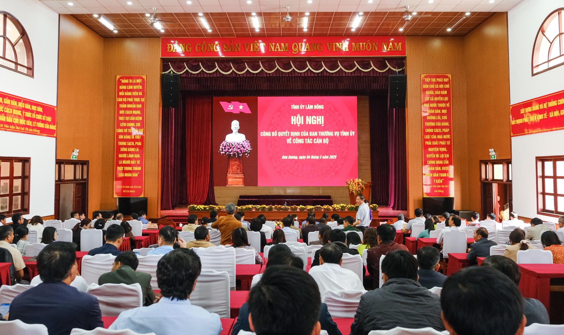 Quang cảnh buổi làm việc