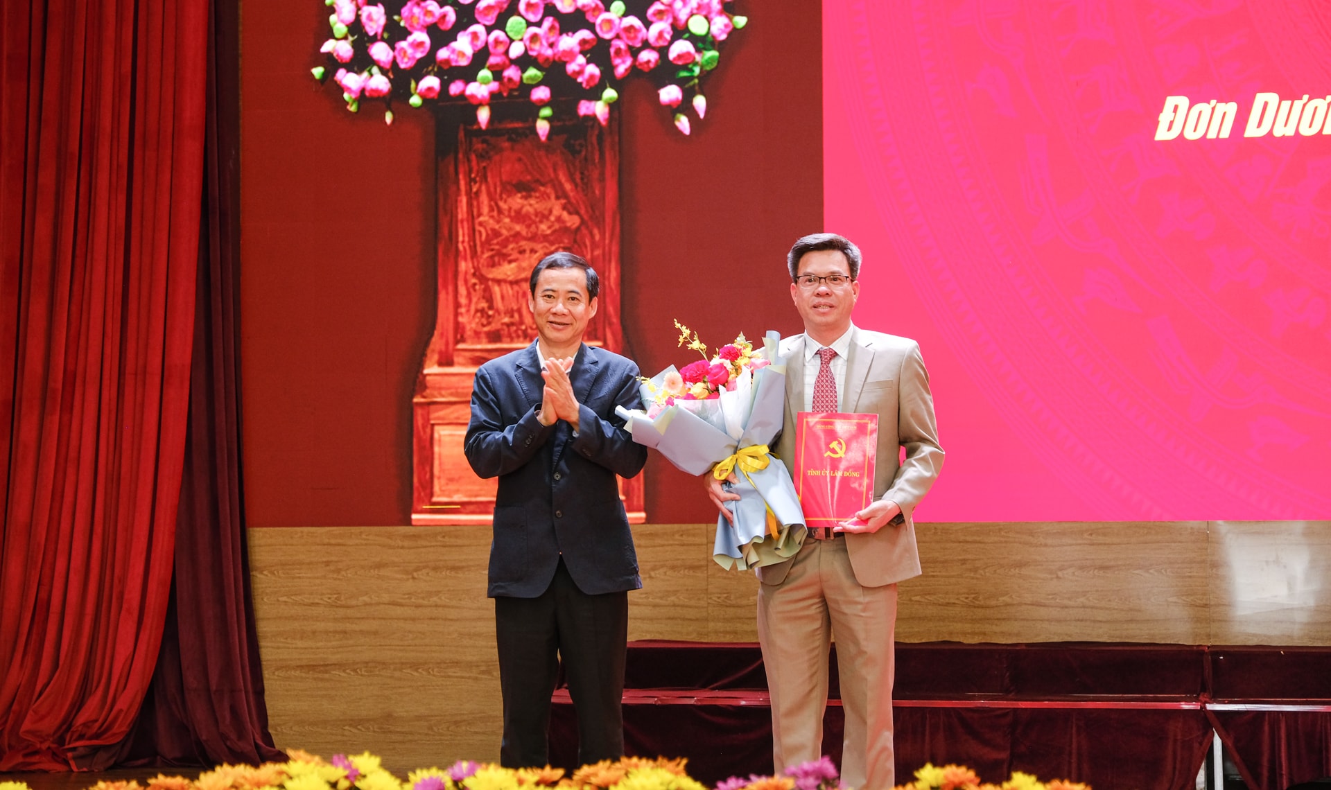 Đồng chí Nguyễn Thái Học - Quyền Bí thư Tỉnh ủy Lâm Đồng trao quyết định của Ban Thường vụ Tỉnh ủy cho đồng chí Nguyễn Văn Hữu