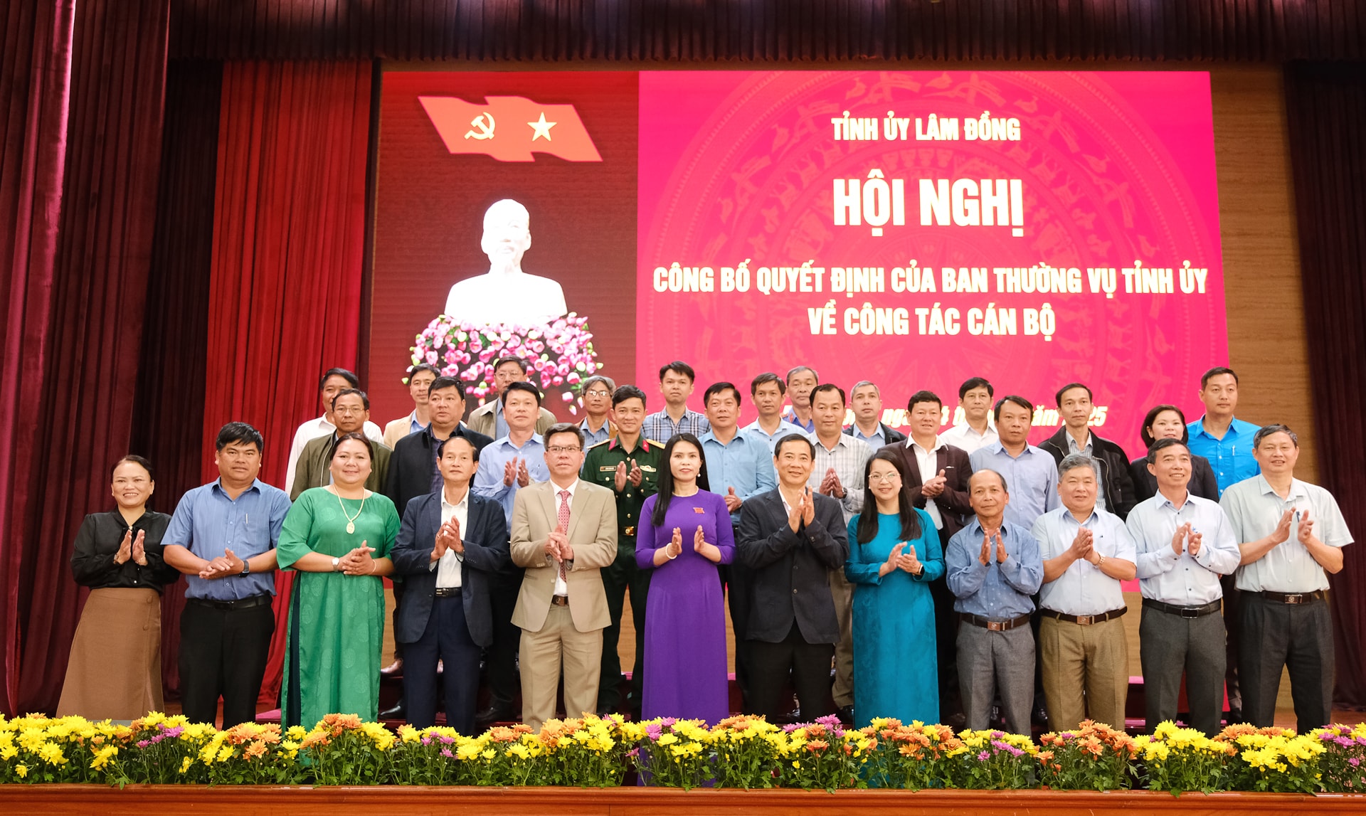 Ban Chấp hành Đảng bộ huyện Đơn Dương chụp hình lưu niệm cùng lãnh đạo tỉnh