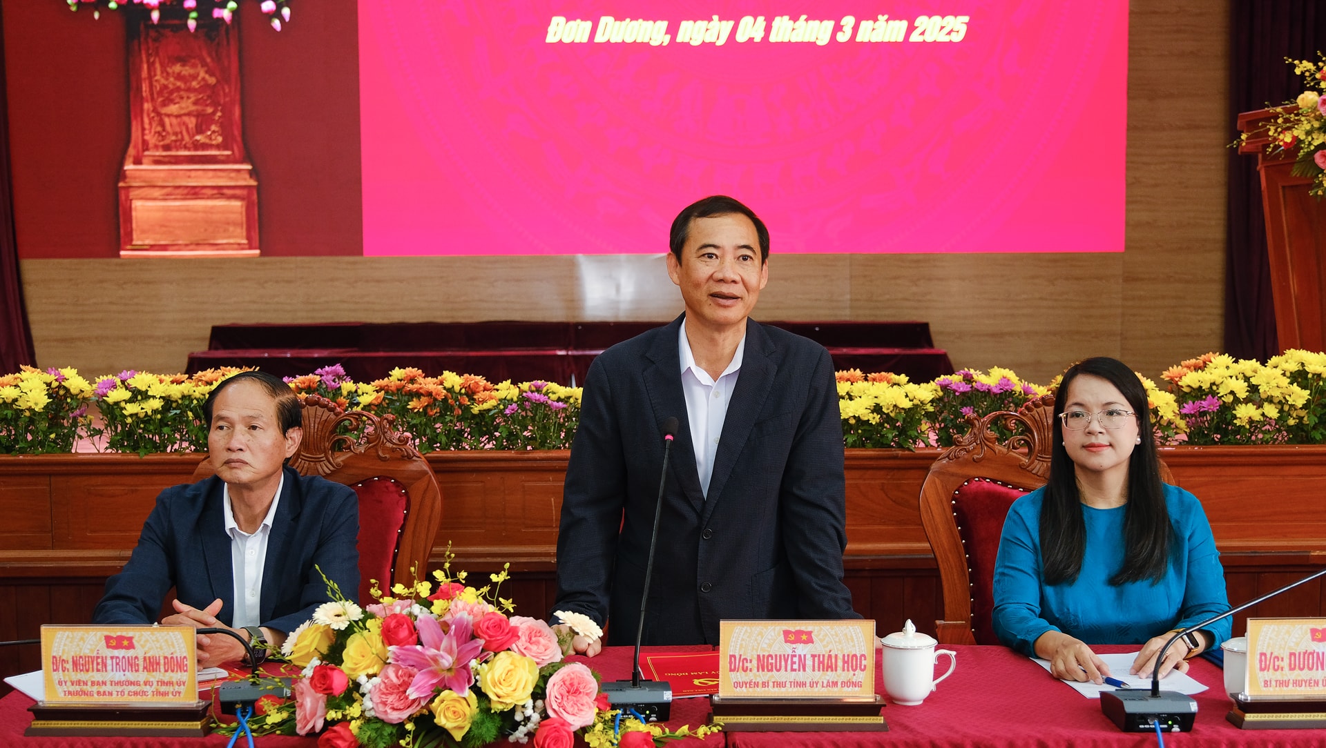Đồng chí Quyền Bí thư Tỉnh ủy chủ trì buổi gặp gỡ, trao đổi thông tin, lắng nghe ý kiến của đội ngũ lãnh đạo, cán bộ các cấp huyện Đơn Dương
