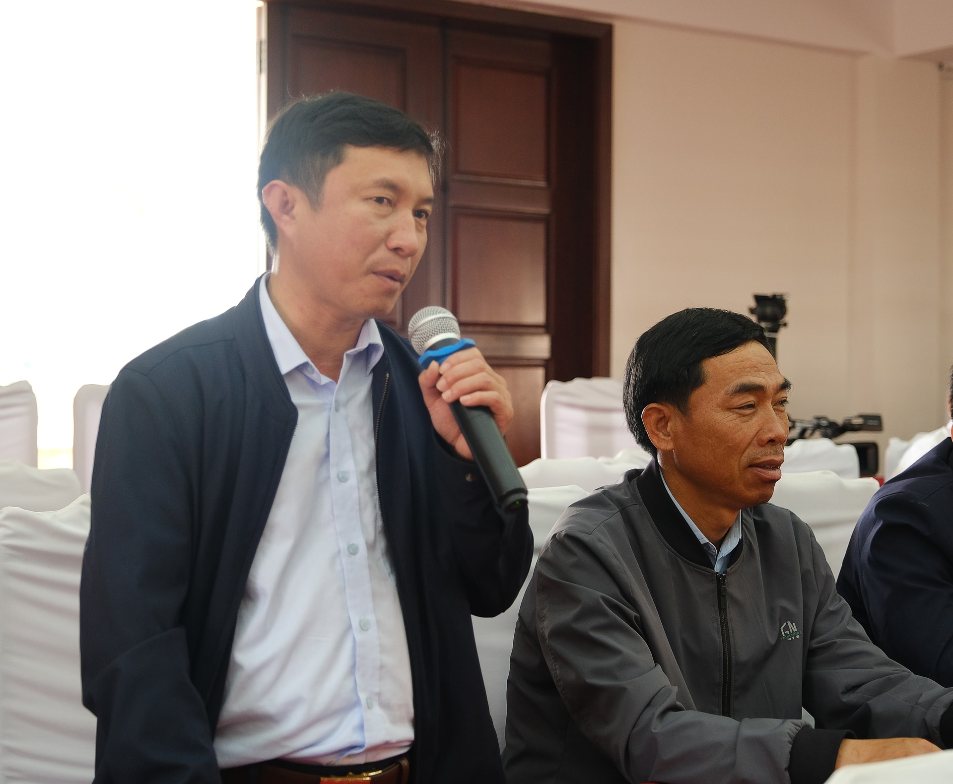 Cán bộ huyện Đơn Dương nêu các ý kiến đến Quyền Bí thư Tỉnh ủy