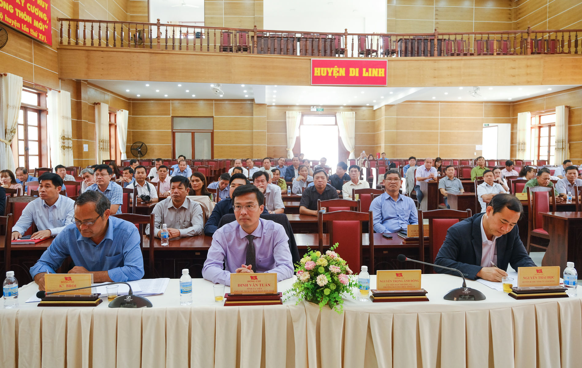Đồng chí Nguyễn Thái Học - Quyền Bí thư Tỉnh ủy và đồng chí Đinh Văn Tuấn - Phó Chủ tịch UBND tỉnh tham dự Hội nghị