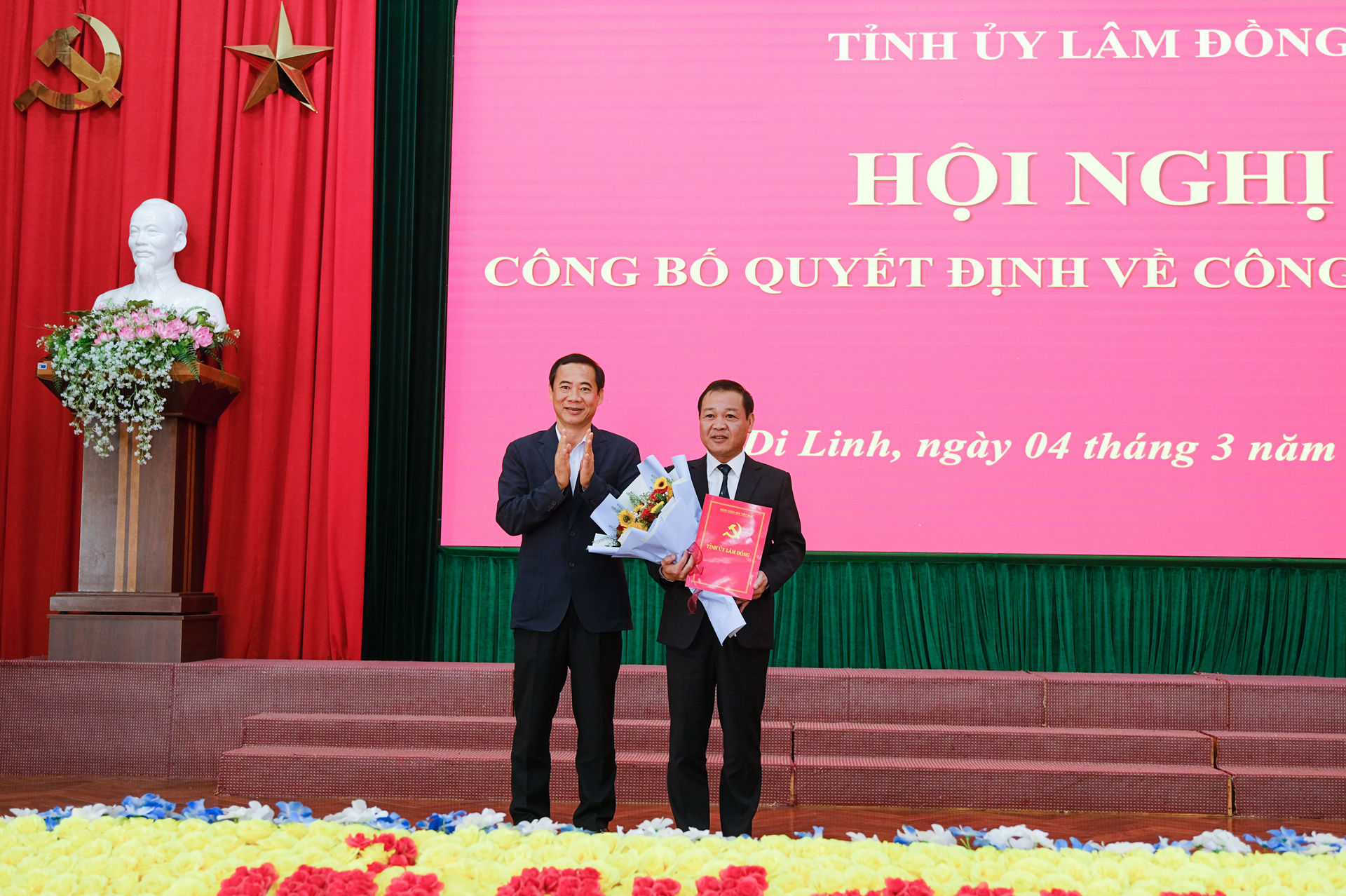 Đồng chí Nguyễn Thái Học - Quyền Bí thư Tỉnh ủy Lâm Đồng trao quyết định của Ban Thường vụ Tỉnh ủy cho đồng chí Trần Hồng Quyết