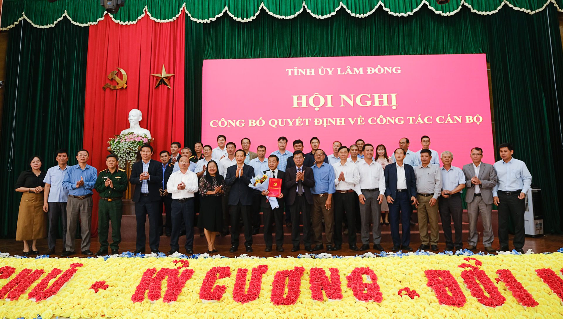 Ban Chấp hành Đảng bộ huyện Di Linh chụp hình lưu niệm cùng lãnh đạo tỉnh