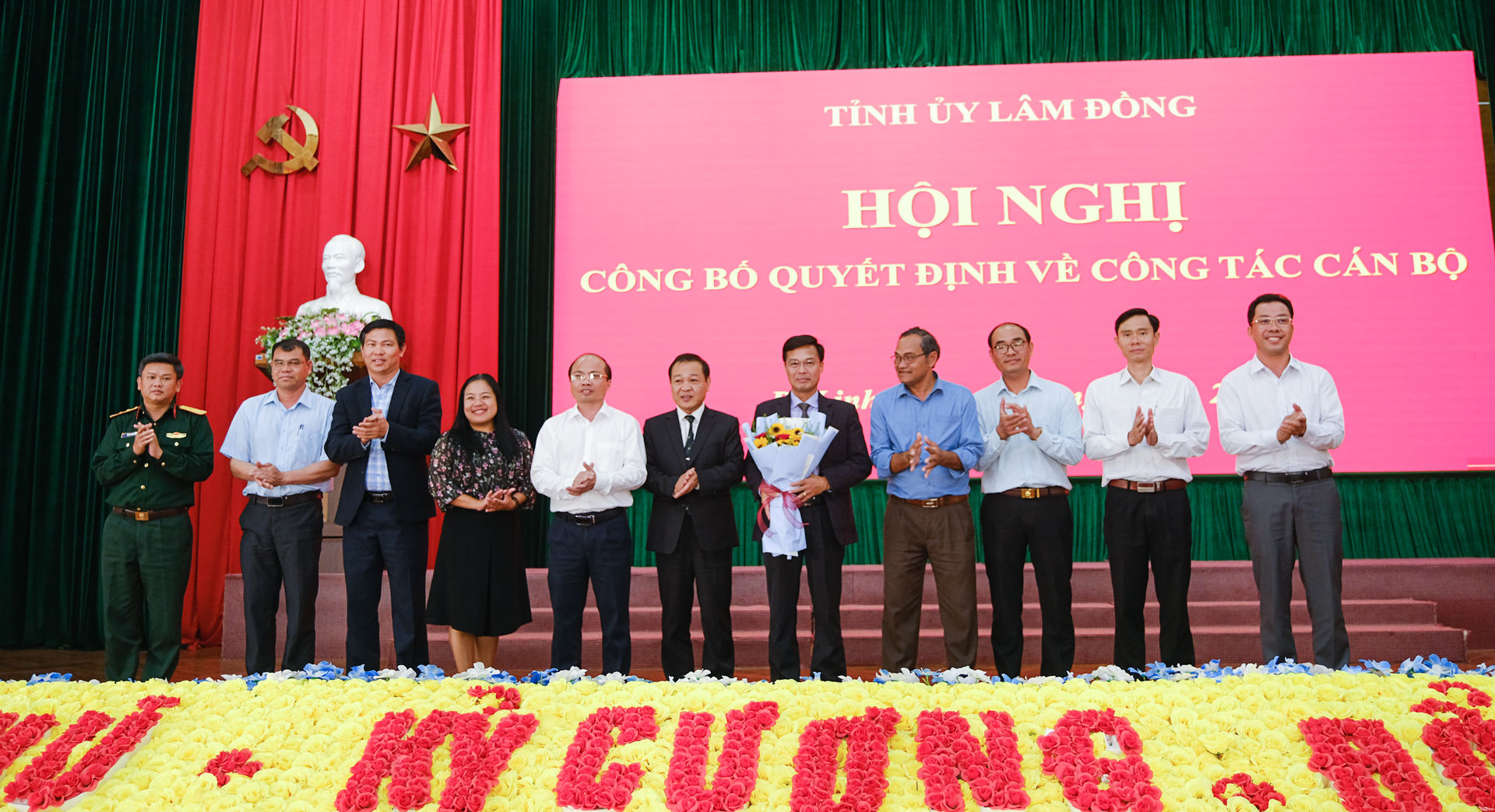 Ban Thường vụ Huyện ủy Di Linh tặng hoa chia tay đồng chí Đinh Văn Tuấn - Phó Chủ tịch UBND tỉnh