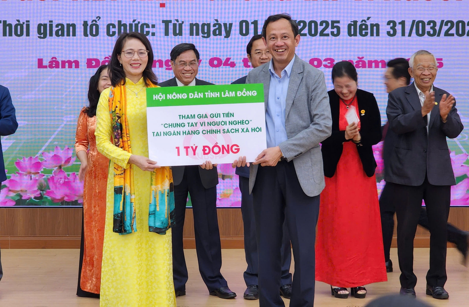 Đại diện Hội Nông dân tỉnh trao hợp đồng tiền gửi ký với Ngân hàng Chính sách xã hội tỉnh Lâm Đồng