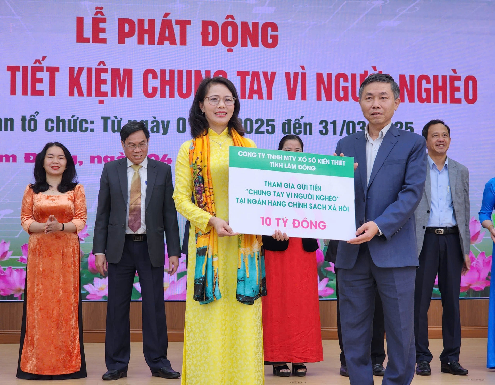 Đại diện Công ty trách nhiệm hữu hạn một thành viên xổ số kiến thiết Lâm Đồng trao hợp đồng tiền gửi ký với Ngân hàng Chính sách xã hội tỉnh Lâm Đồng
