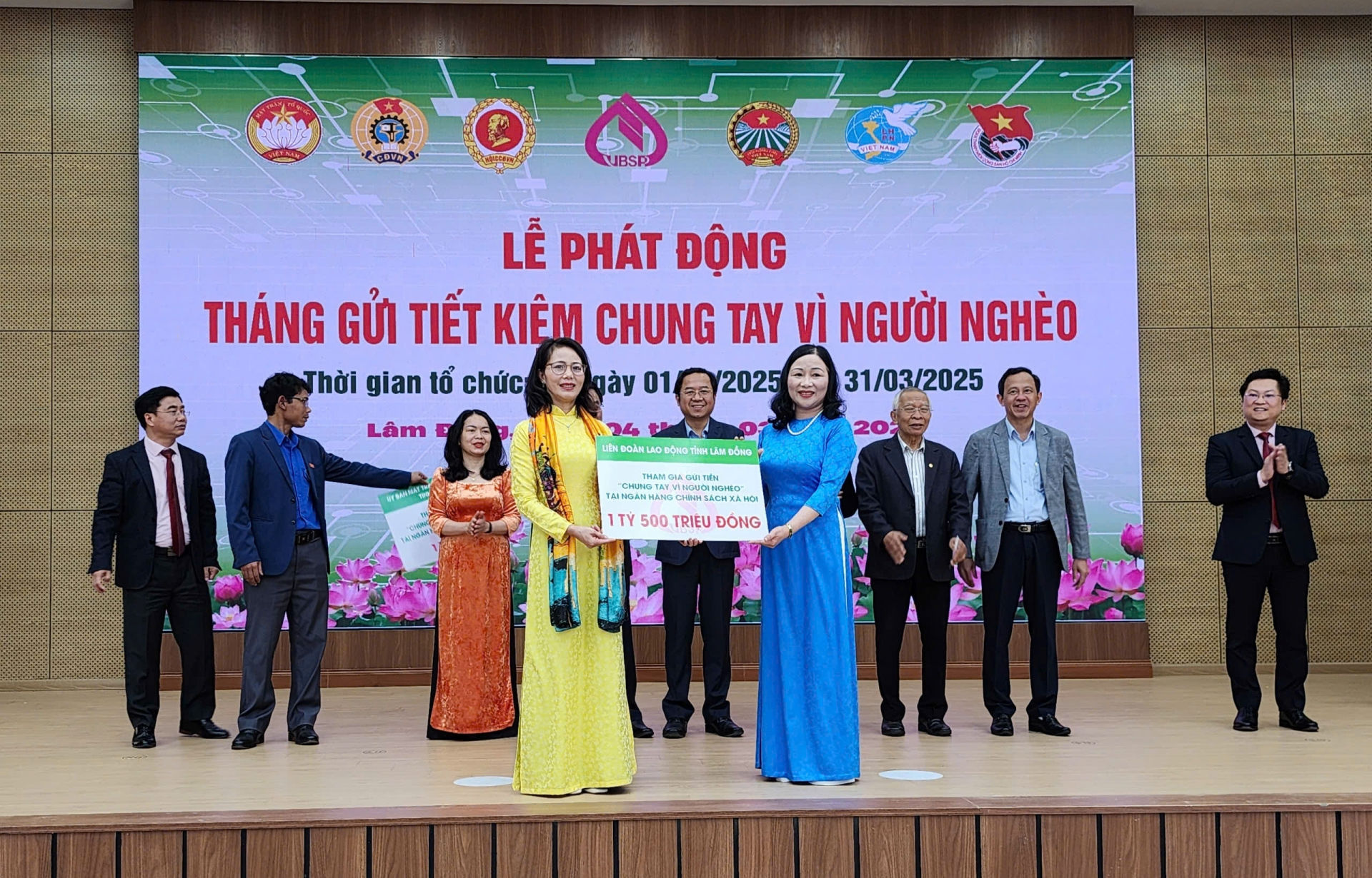 Đại diện Liên đoàn lao động tỉnh Lâm Đồng trao hợp đồng tiền gửi ký với Ngân hàng Chính sách xã hội tỉnh Lâm Đồng 