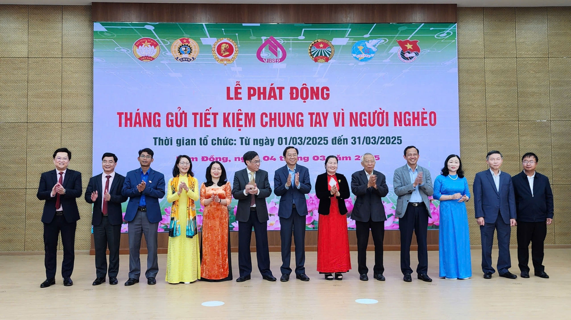 Phó Chủ tịch UBND tỉnh Võ Ngọc Hiệp và Trưởng Ban Tuyên giáo và Dân vận Tỉnh uỷ Tôn Thiện Đồng (giữa) chứng kiến các đơn vị, doanh nghiệp trao hợp đồng tiền gửi ký với Ngân hàng Chính sách xã hội tỉnh Lâm Đồng