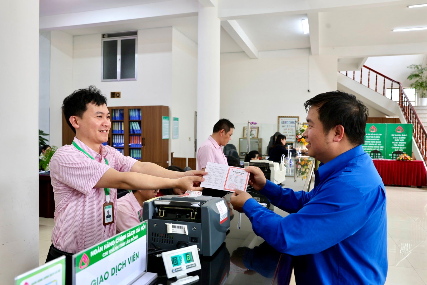 Khách hàng nhận thẻ tiền gửi tiết kiệm chung tay vì người nghèo