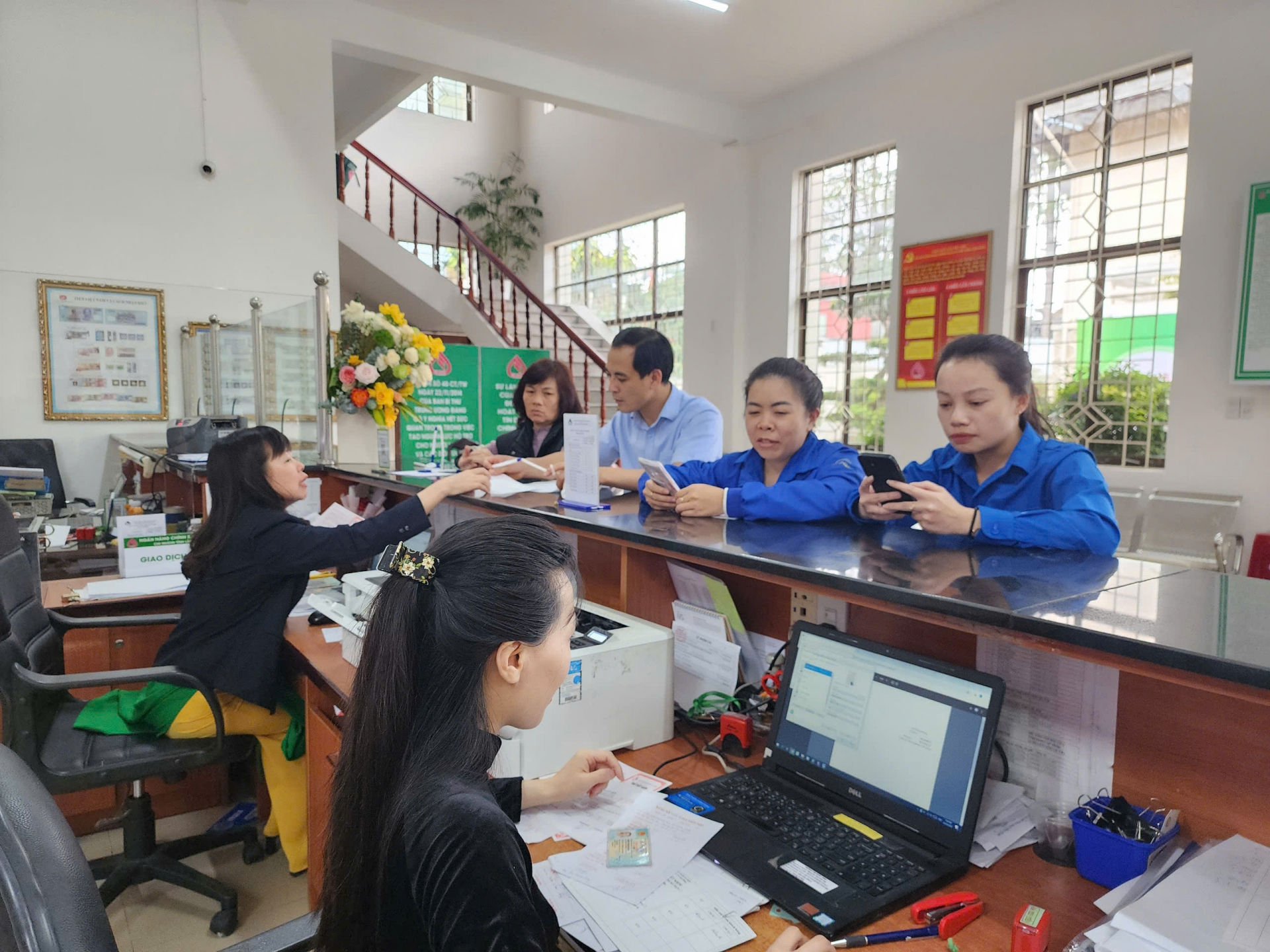 Khách hàng tham gia gửi tiền tiết kiệm tại Hội sở Chi nhánh Ngân hàng Chính sách xã hội tỉnh Lâm Đồng