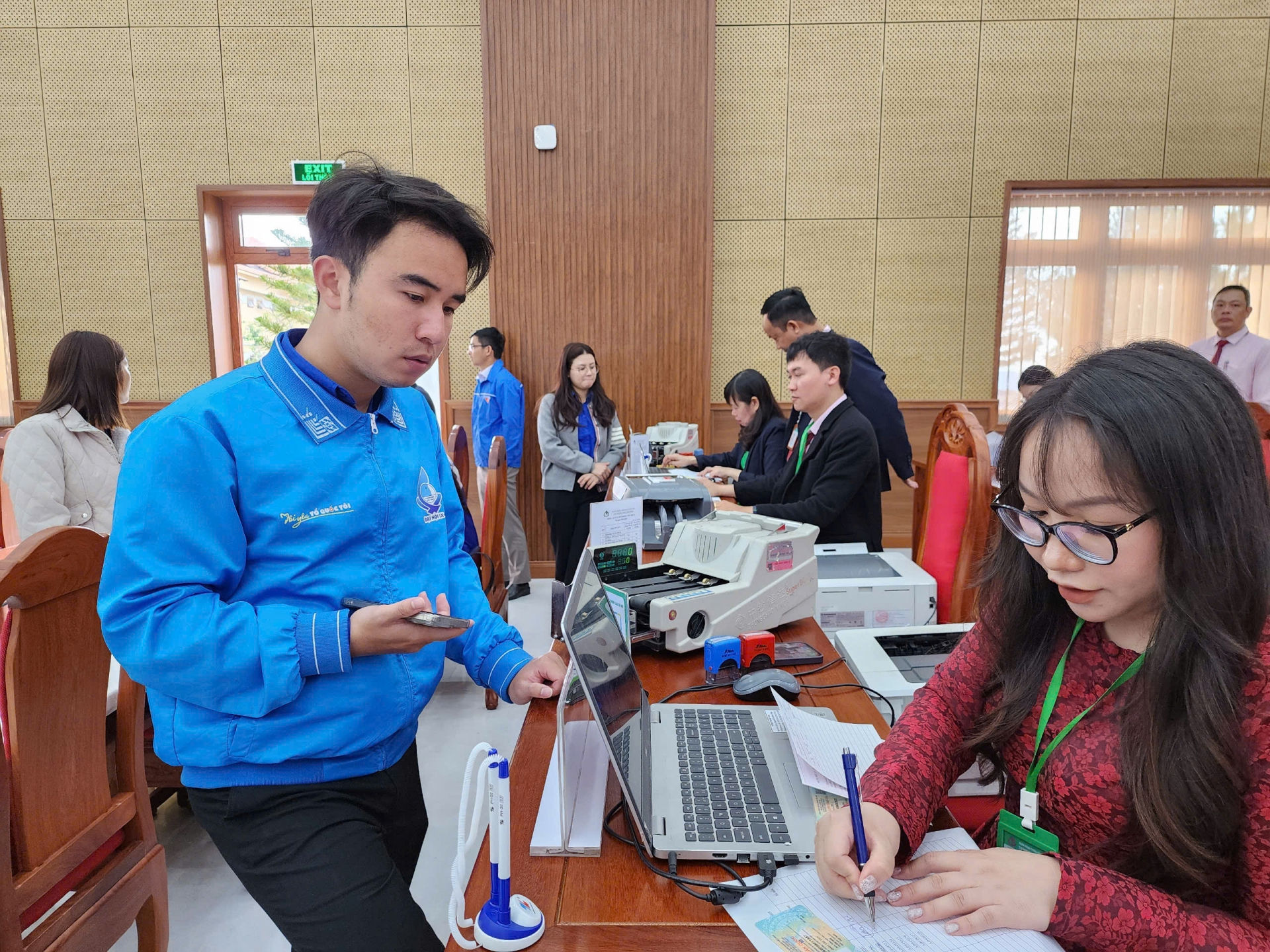 Đoàn viên thanh niên tham gia gửi tiền tiết kiệm ngay sau Lễ phát động