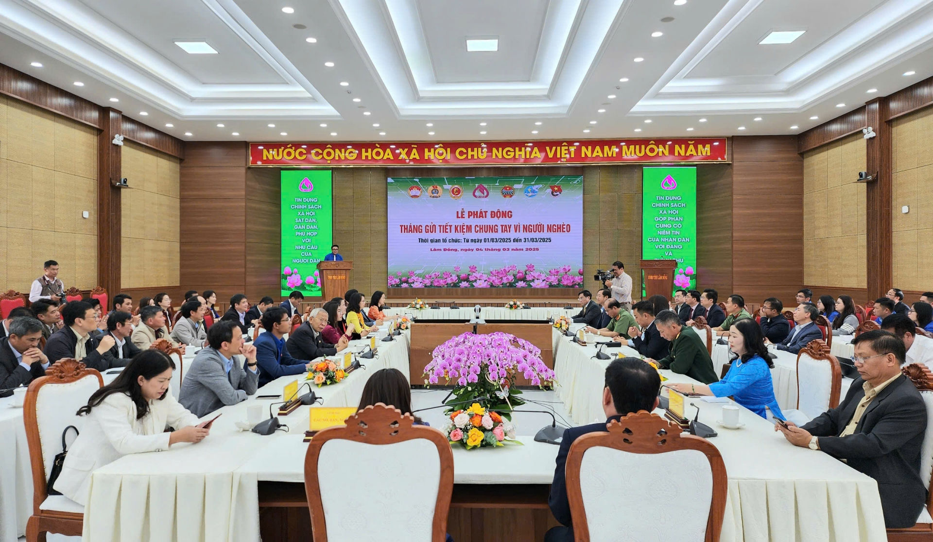 Lễ phát động “Tháng gửi tiết kiệm chung tay vì người nghèo” năm 2025 được tổ chức trực tiếp tại Hội trường UBND tỉnh và truyền hình trực tuyến trên địa bàn toàn tỉnh