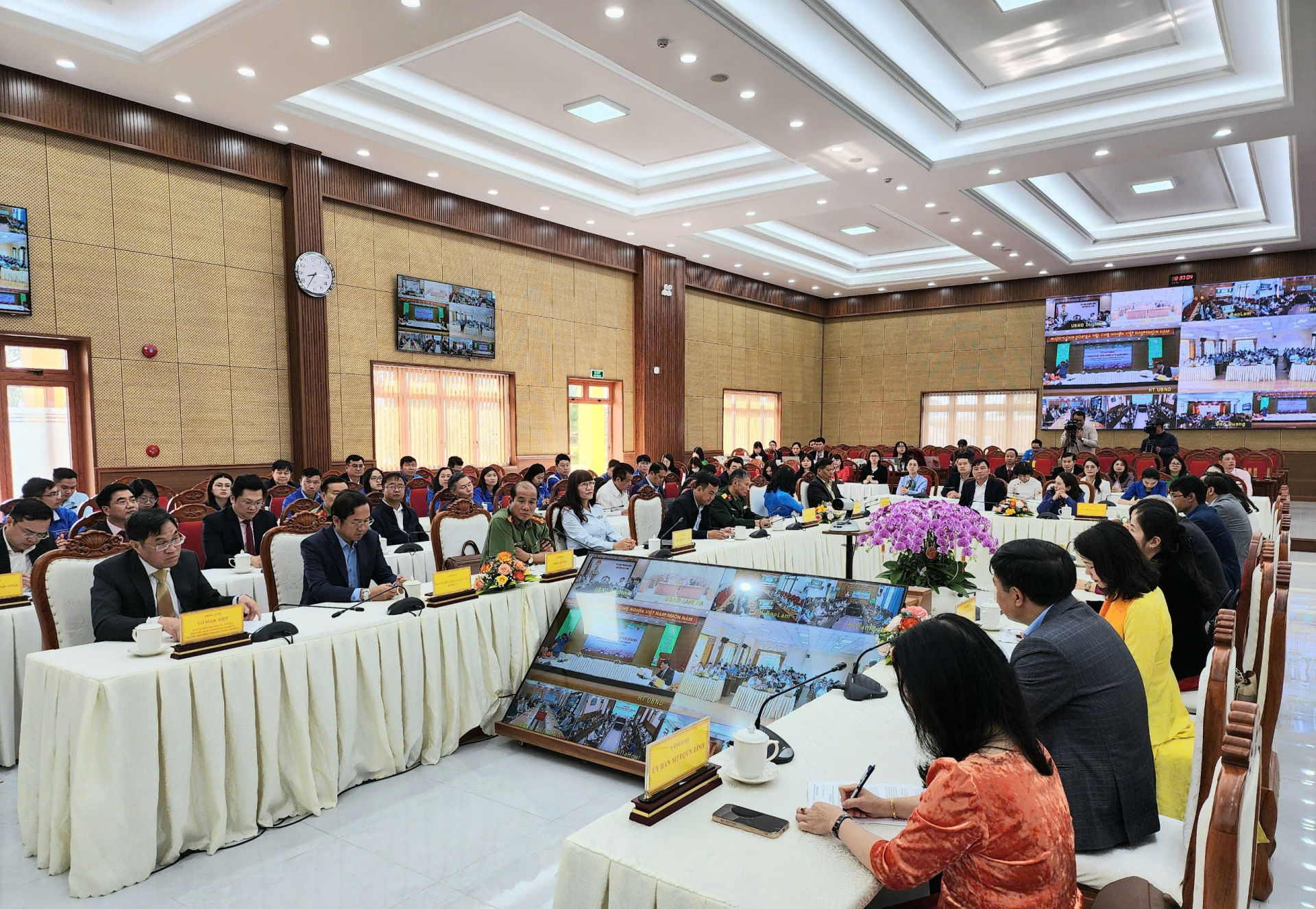 Lễ phát động “Tháng gửi tiết kiệm chung tay vì người nghèo” năm 2025 được tổ chức trực tiếp tại Hội trường UBND tỉnh và truyền hình trực tuyến trên địa bàn toàn tỉnh