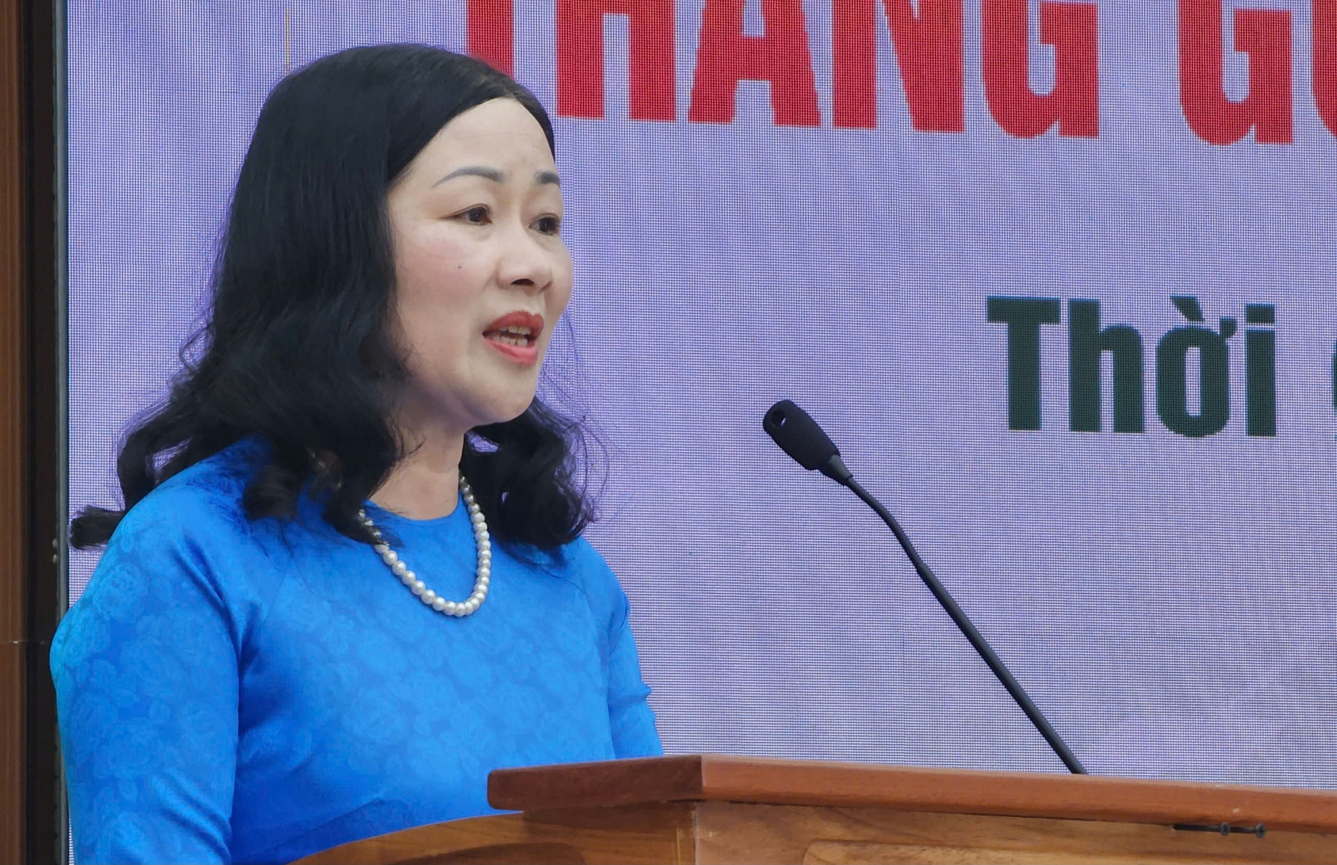 Bà Phạm Thị Lệ Dung – Phó Chủ tịch Liên đoàn Lao động tỉnh phát biểu hưởng ứng