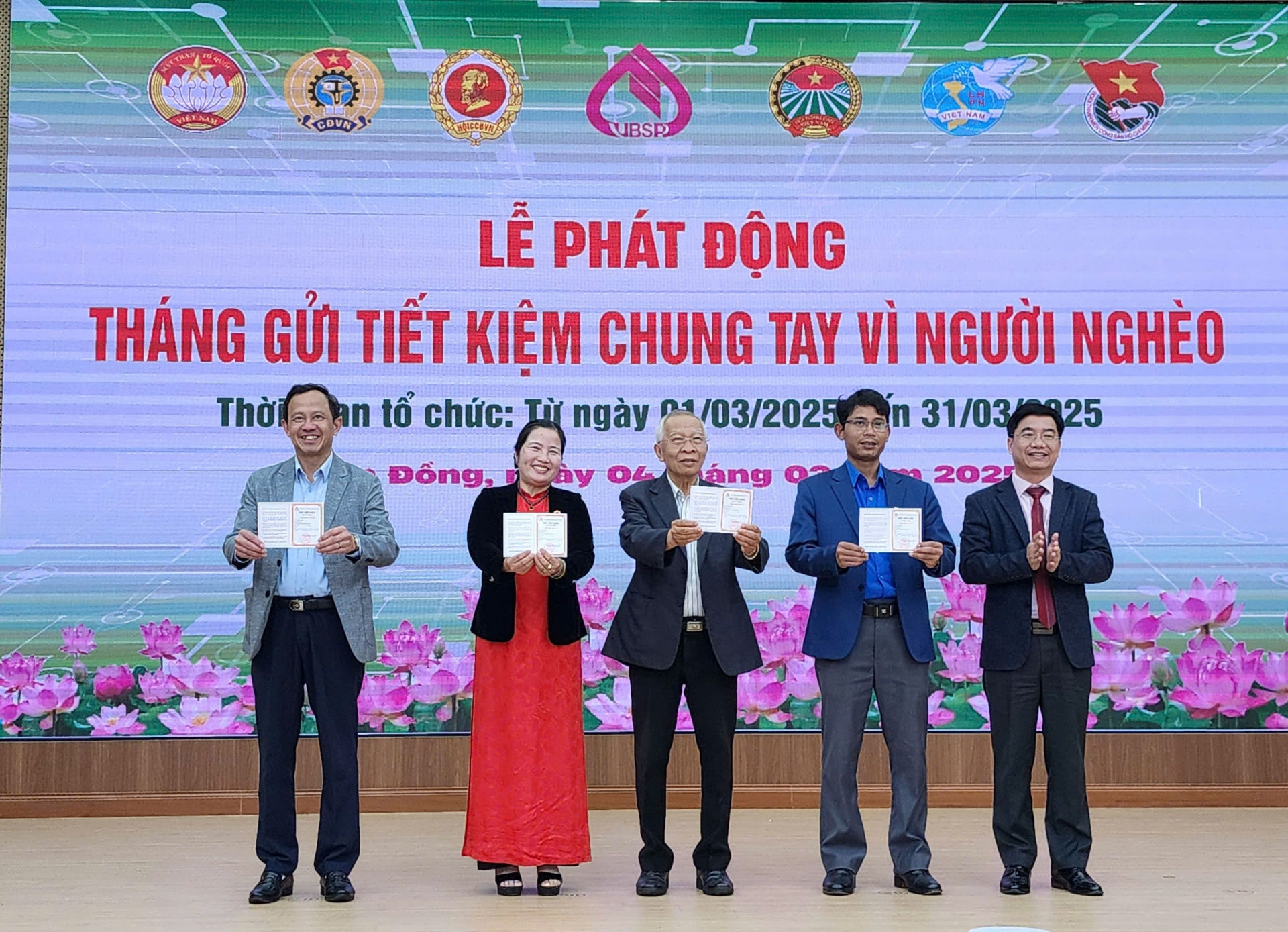 Ông Nguyễn Trung Kiên (bìa phải) – Phó Giám đốc Chi nhánh Ngân hàng Chính sách xã hội tỉnh Lâm Đồng trao Thẻ tiền gửi tiết kiệm đầu tiên cho lãnh đạo các tổ chức chính trị nhận uỷ thác (từ trái qua: ông Trương Văn Tùng - Chủ tịch Hội Nông dân tỉnh, bà Phạm Thị Ánh Tuyết - Chủ tịch Hội Phụ nữ tỉnh, ông Vũ Công Tiến – Chủ tịch Hội cựu chiến binh tỉnh, anh NDu Ha Biên - Bí thư Tỉnh Đoàn)