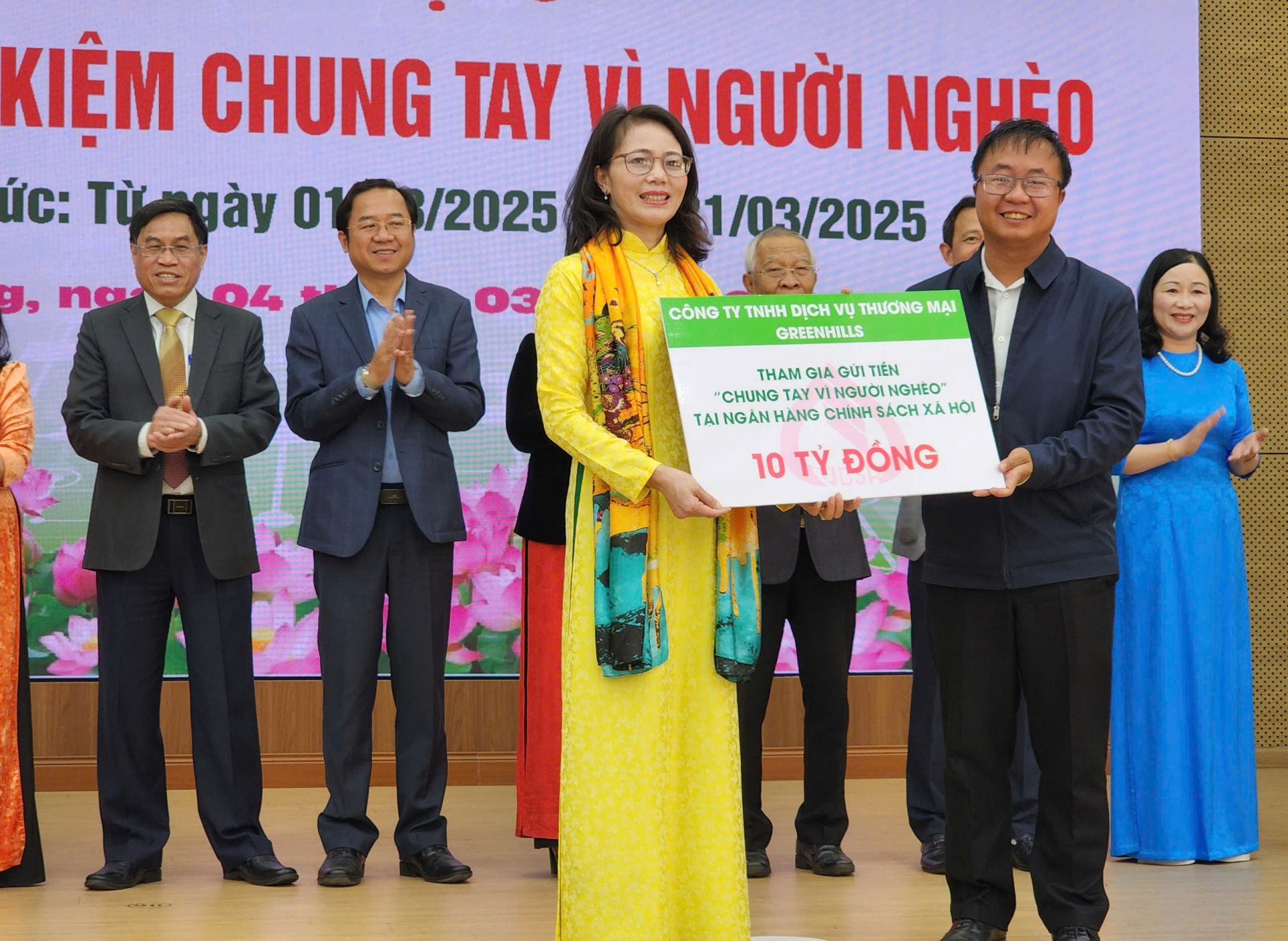 Đại diện Công ty TNHH dịch vụ thương mại Greenhills trao hợp đồng tiền gửi ký với Ngân hàng Chính sách xã hội tỉnh Lâm Đồng