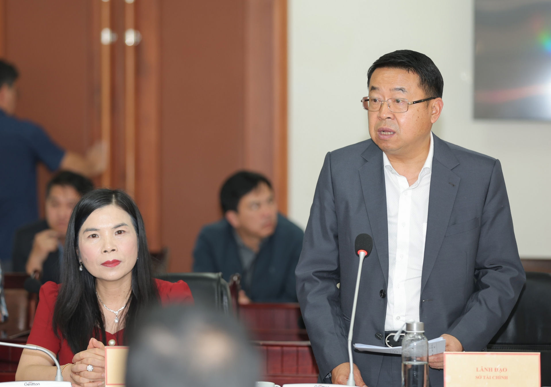 Tham dự buổi làm việc, ông Tôn Thiện San - Giám đốc Sở Tài chính đã nêu ý kiến, đề nghị Sở Xây dựng trong giai đoạn này quan tâm đẩy mạnh triển khai các dự án giao thông, đặc biệt là các dự án đang triển khai và các dự án tái định cư phục vụ cho dự án cao tốc quan trọng của tỉnh.