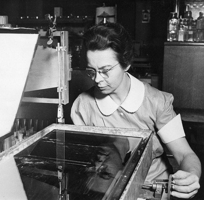 1024px-katharine-burr-blodgett-1898-1979-demonstrating-equipment-in-lab-resize.jpg