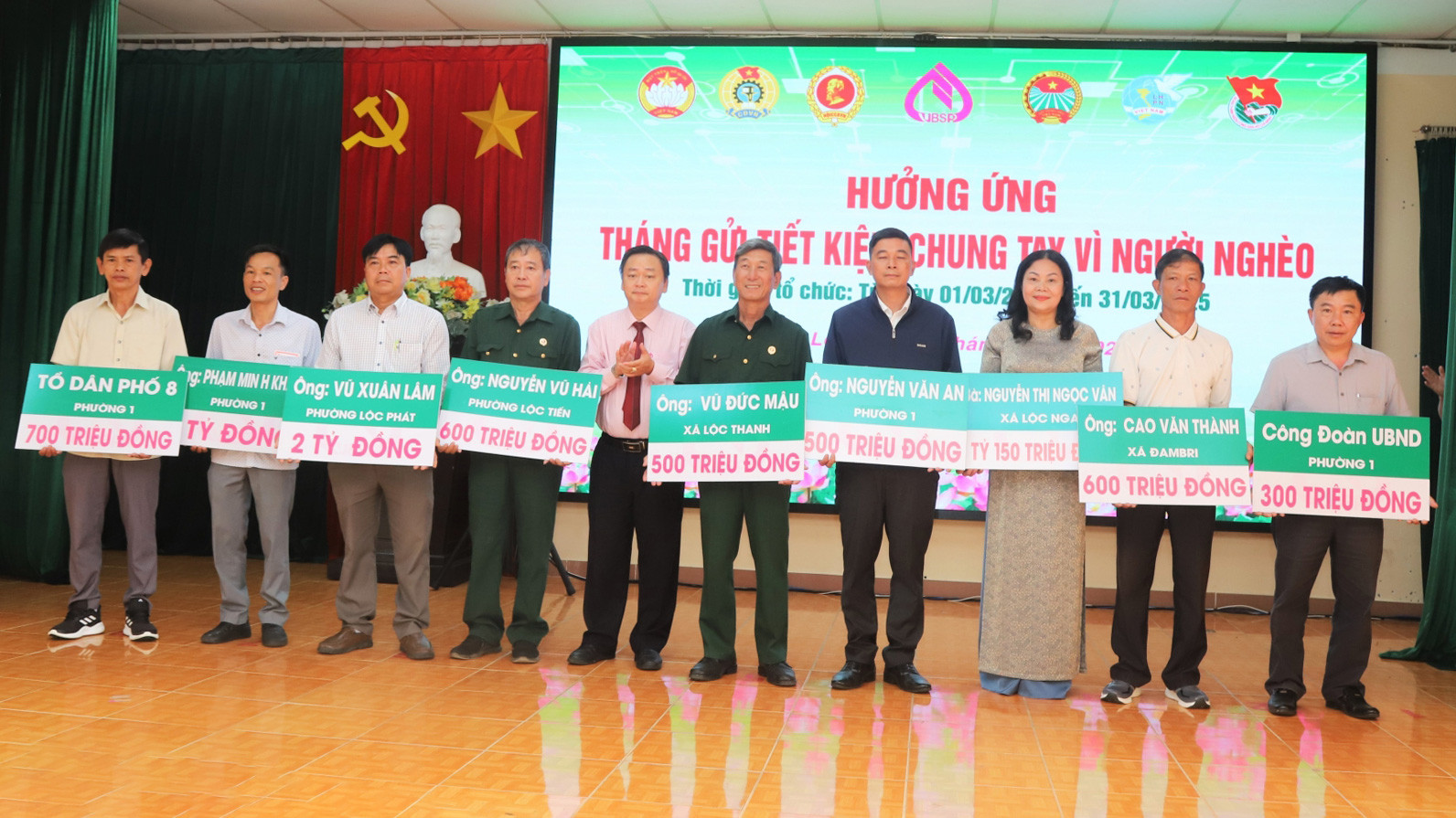 Lãnh đạo Phòng giao dịch Ngân hàng Chính sách xã hội TP Bảo Lộc trao bảng biểu trưng cho các cá nhân tham gia gửi tiết kiệm vì người nghèo