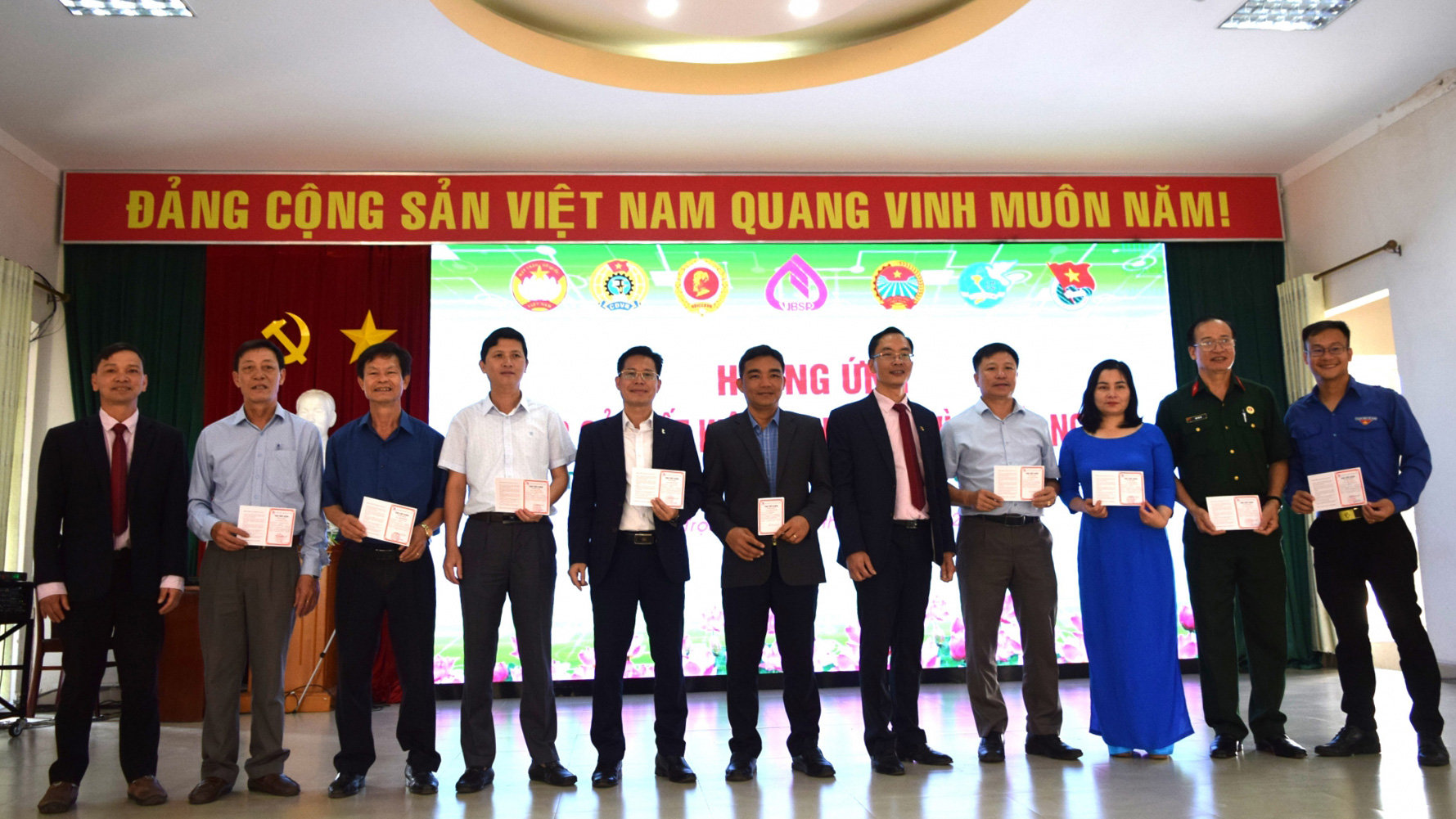 Lãnh đạo huyện Đức Trọng, đại diện các tổ chức chính trị - xã hội của huyện nhận sổ tiết kiệm 