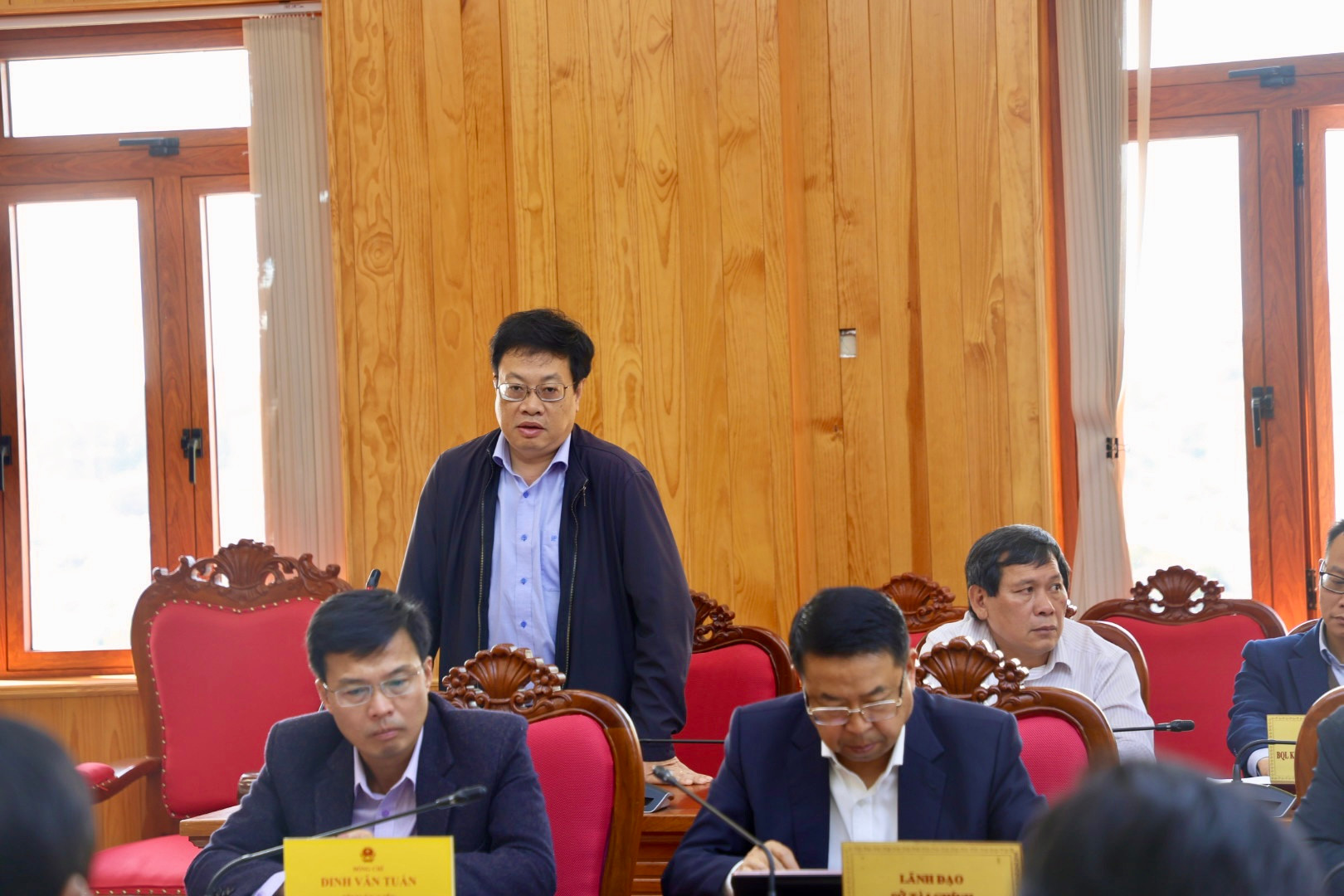 Giám đốc Ban Quản lý dự án giao thông tỉnh Lâm Đồng Nguyễn Thanh Chương, báo cáo về tình hình thực hiện các dự án giao thông, trong đó có 2 dự án cao tốc...