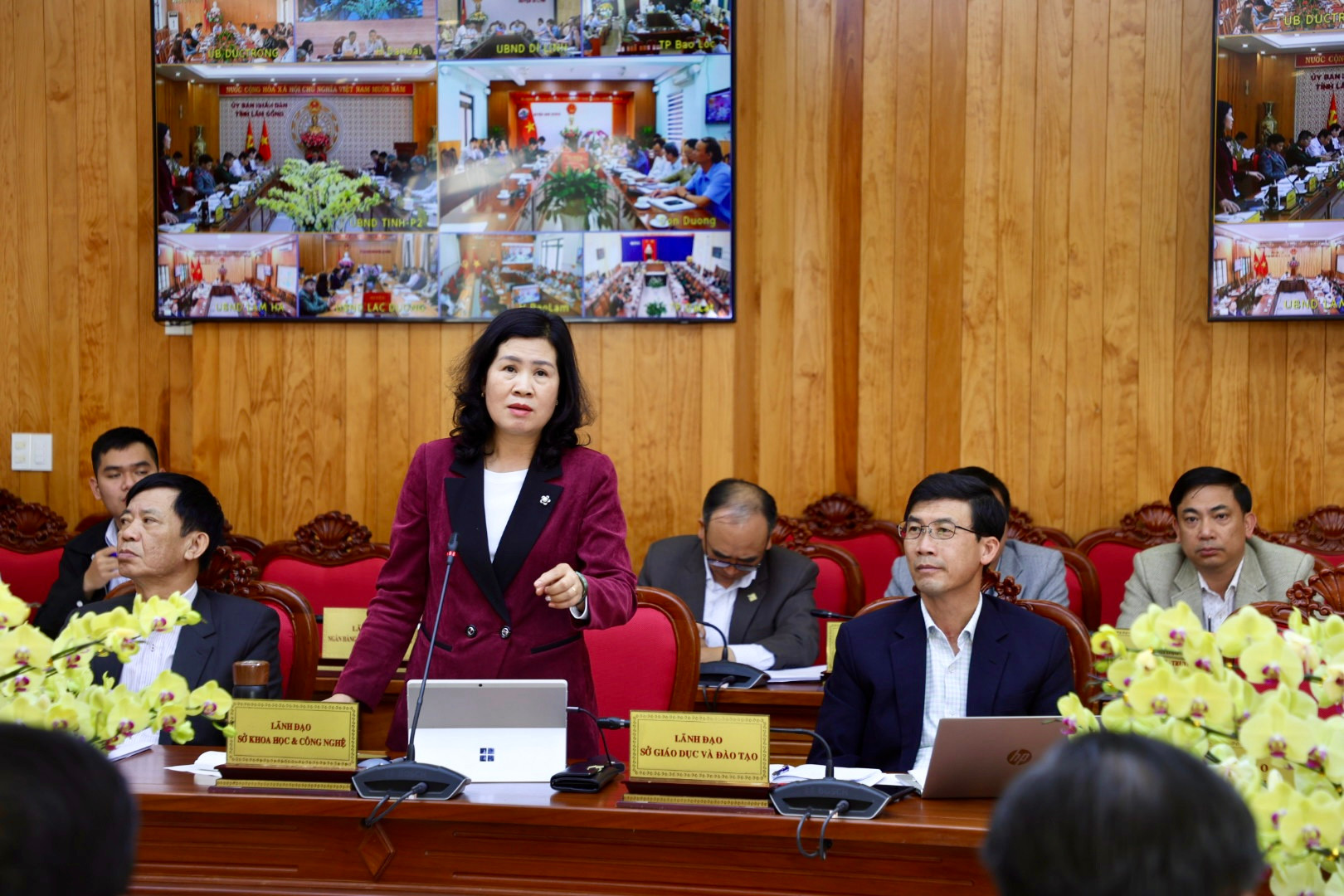 Giám đốc Sở Khoa học – Công nghệ Võ Thị Hảo, báo cáo tình hình phát triển khoa học, công nghệ, đổi mới sáng tạo và chuyển đổi số quốc gia, Đề án 06...