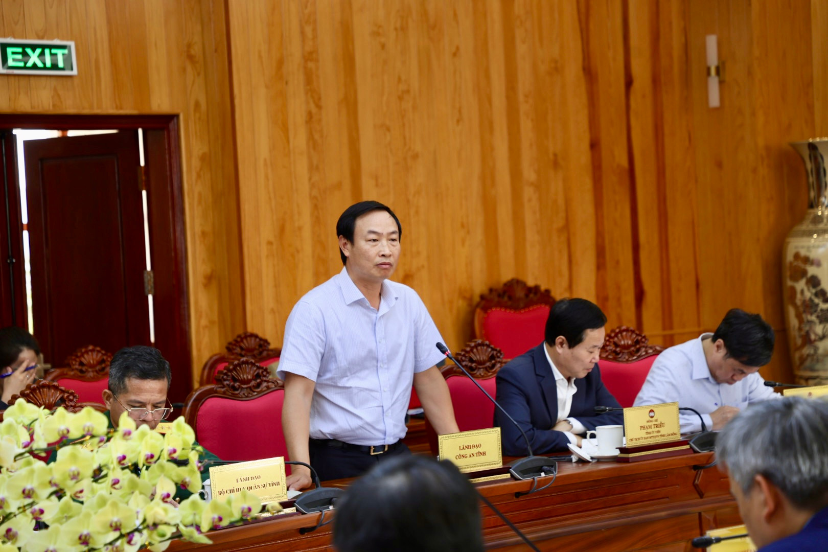 Phó Giám đốc Công an tỉnh Lâm Đồng Bùi Đức Thịnh, báo cáo về những khó khăn trong việc thu thập dòng chảy dữ liệu để thực hiện Đề án 06, hoạt động của công an xã sau giải thể công an huyện...