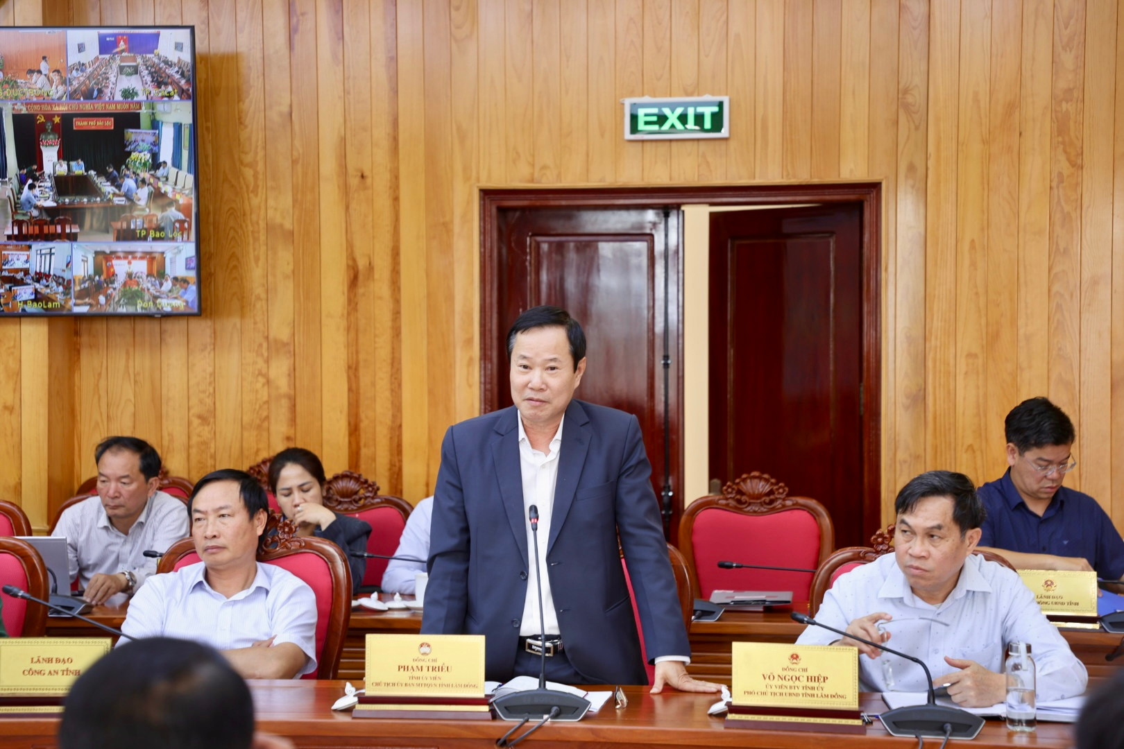 Chủ tịch UBMTTQVN tỉnh Lâm Đồng Phạm Triều, đánh giá cao tinh thần quyết tâm của tỉnh và các địa phương trong thực hiện các chủ trương của Trung ương; và, đề xuất các công tác phối hợp liên quan để bớt khó khăn khi thực hiện lộ trình sáp nhập...