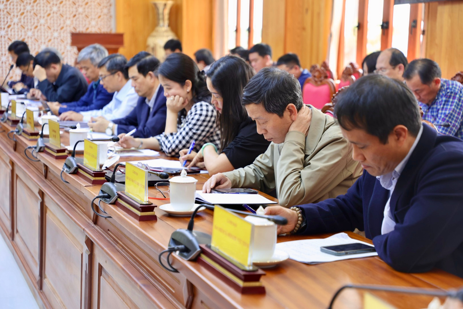 Đại diện lãnh đạo các sở ngành tham dự Hội nghị trực tiếp tại Hội trường UBND tỉnh Lâm Đồng