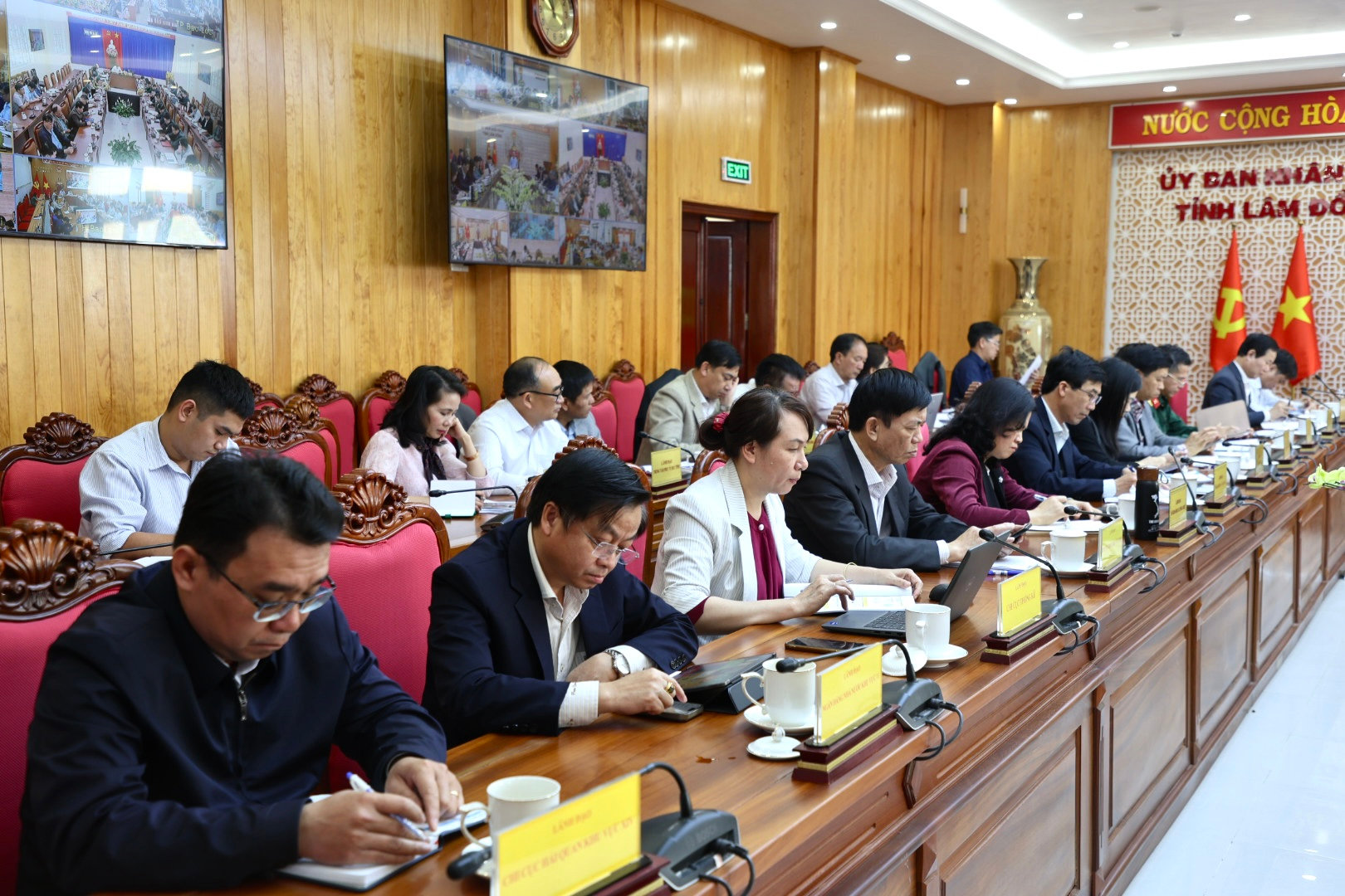 Đại diện lãnh đạo các sở ngành tham dự Hội nghị trực tiếp tại Hội trường UBND tỉnh Lâm Đồng