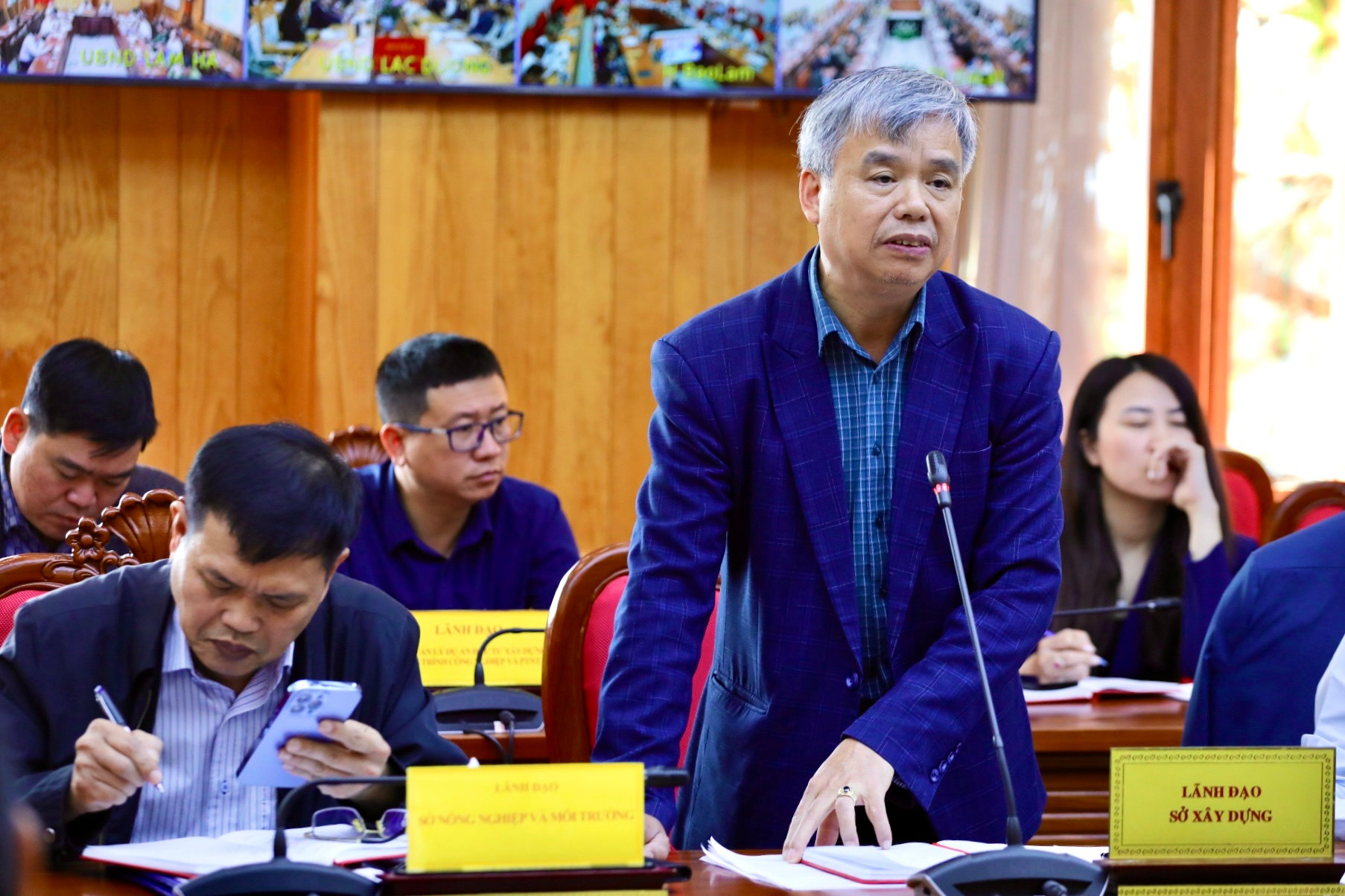Giám đốc Sở Xây dựng Nguyễn Văn Gia, báo cáo về định hướng giải quyết các quy hoạch liên quan đến giao thông, quy hoạch vùng...
