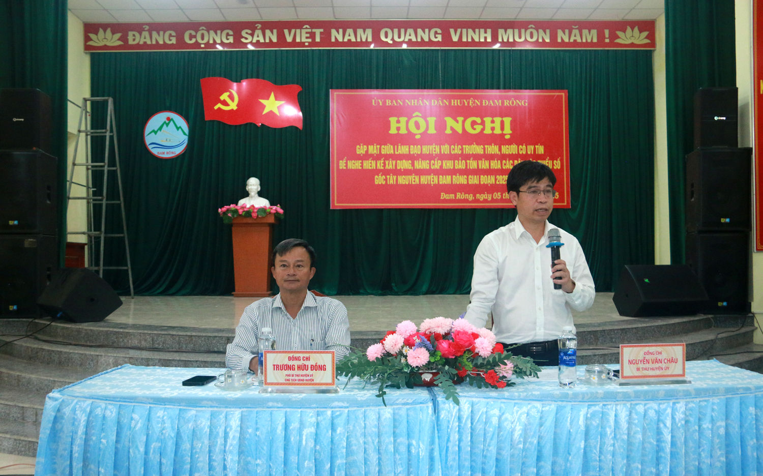 Đồng chí Nguyễn Văn Châu – Bí thư Huyện ủy và đồng chí Trương Hữu Đồng – Chủ tịch UBND huyện chủ trì Hội nghị