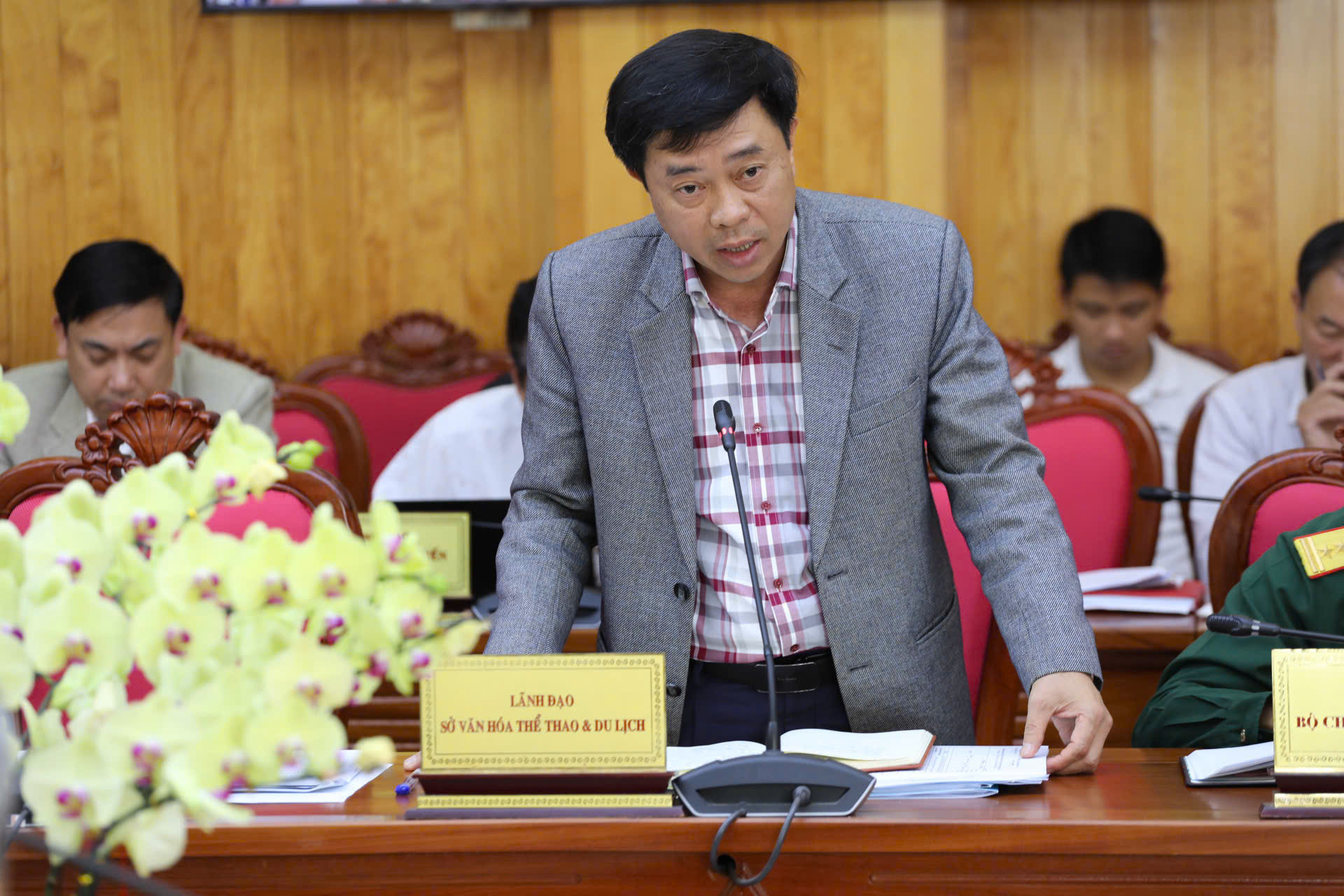 Giám đốc Sở Văn hoá - Thể thao và Du lịch Nguyễn Trung Kiên, báo cáo về các chương trình, hoạt động kỷ niệm 50 năm Giải phóng miền Nam, thống nhất đất nước...