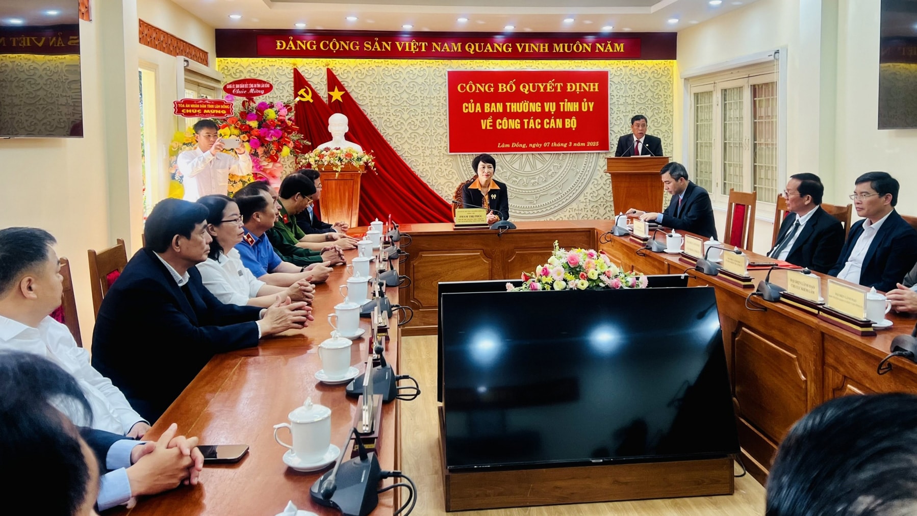 Quang cảnh lễ công bố quyết định của Ban Thường vụ Tỉnh ủy về công tác cán bộ