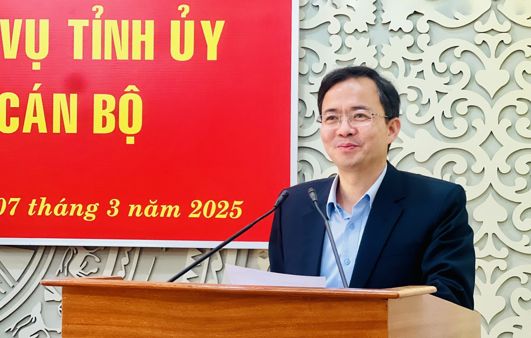 Đồng chí Nguyễn Văn Lộc - Phó Trưởng Ban Thường trực Ban Tổ chức Tỉnh uỷ đọc quyết định của Ban Thường vụ Tỉnh uỷ bổ nhiệm đồng chí Vũ Tuấn Anh giữ chức vụ Trưởng Ban Nội chính Tỉnh uỷ