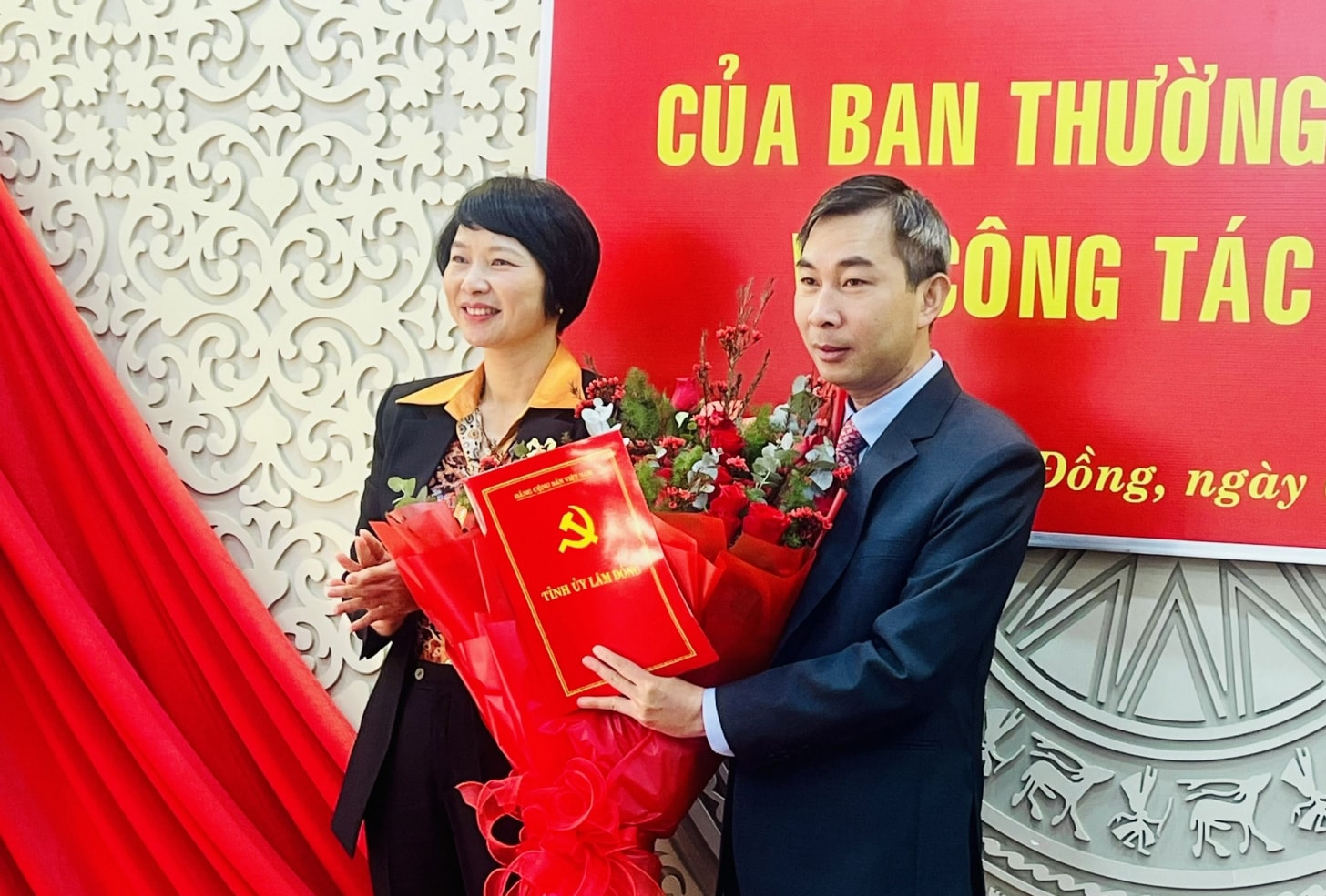 Đồng chí Phạm Thị Phúc - Phó Bí thư Thường trực Tỉnh uỷ, Chủ tịch HĐND tỉnh trao quyết định của Ban Thường vụ Tỉnh uỷ bổ nhiệm đồng chí Vũ Tuấn Anh giữ chức vụ Trưởng Ban Nội chính Tỉnh uỷ Lâm Đồng